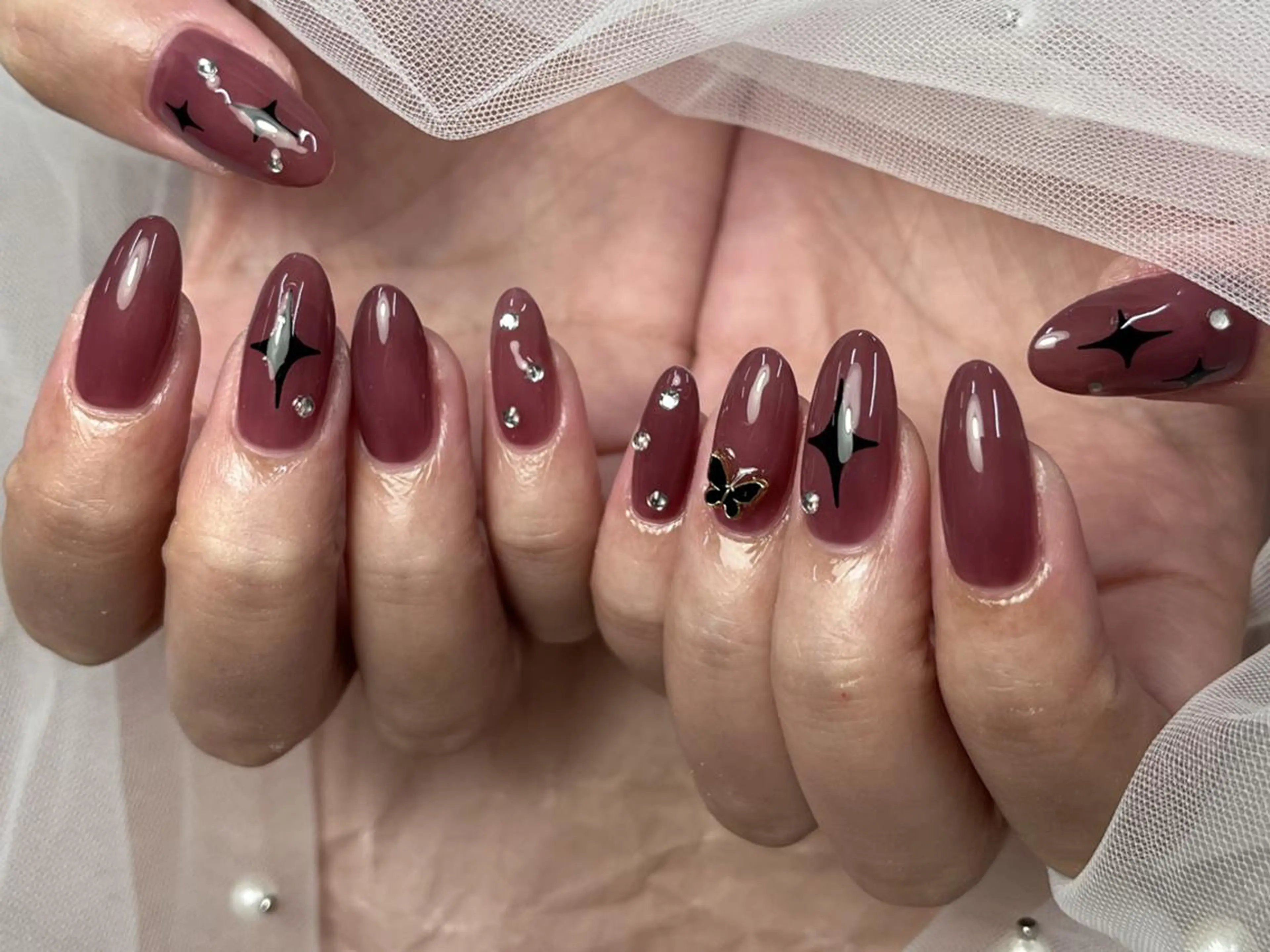 ネイル ゴールド 赤色 シンプルネイル ストーンネイル ToliyDeliy Nail Salonのネイルデザイン