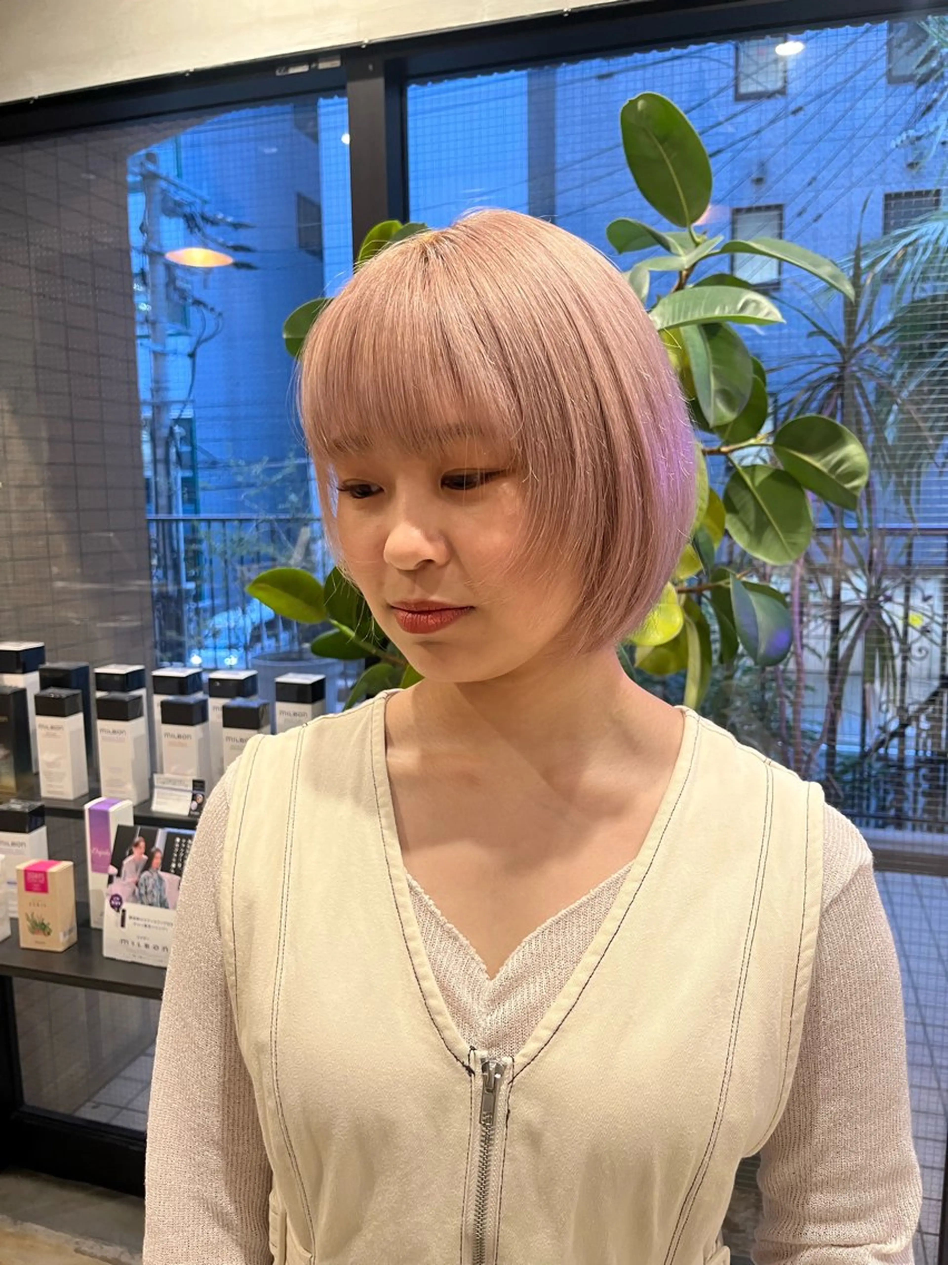 ショート カラー ブリーチ ピンクカラー カット ヘアカラー こまつばらみお/レイ ヤー/ダブルカラーのヘアスタイル