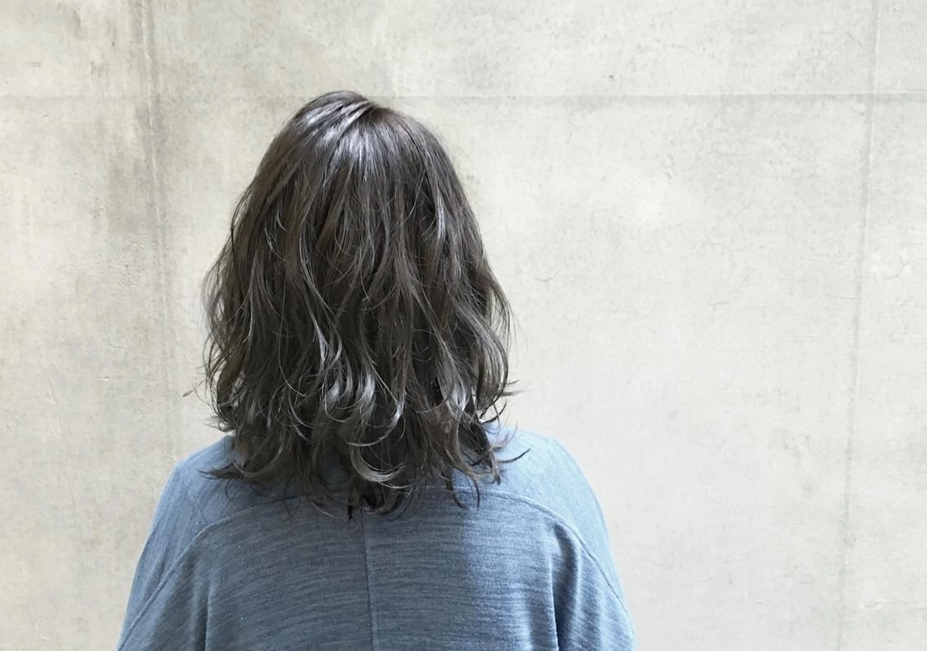 ミディアム カラー ダークグレー ダークグレージュ グレージュ 沖 宜志のヘアスタイル