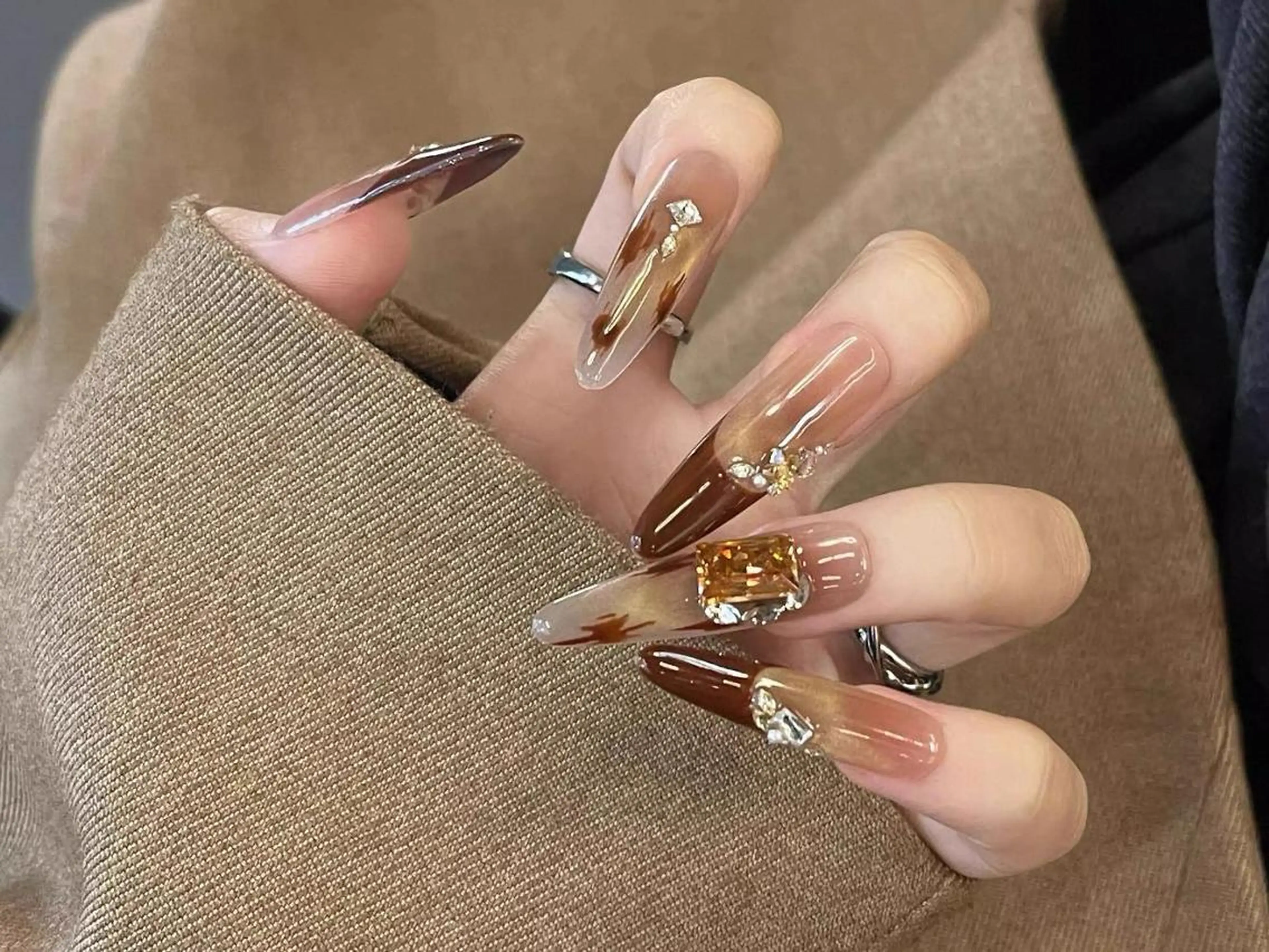 ネイル アニマル柄 ゴージャス ホログラムネイル ロングネイル ストーンネイル ハンドネイル ハンドケア 🎀Sense Nail池袋店🎀のネイルデザイン