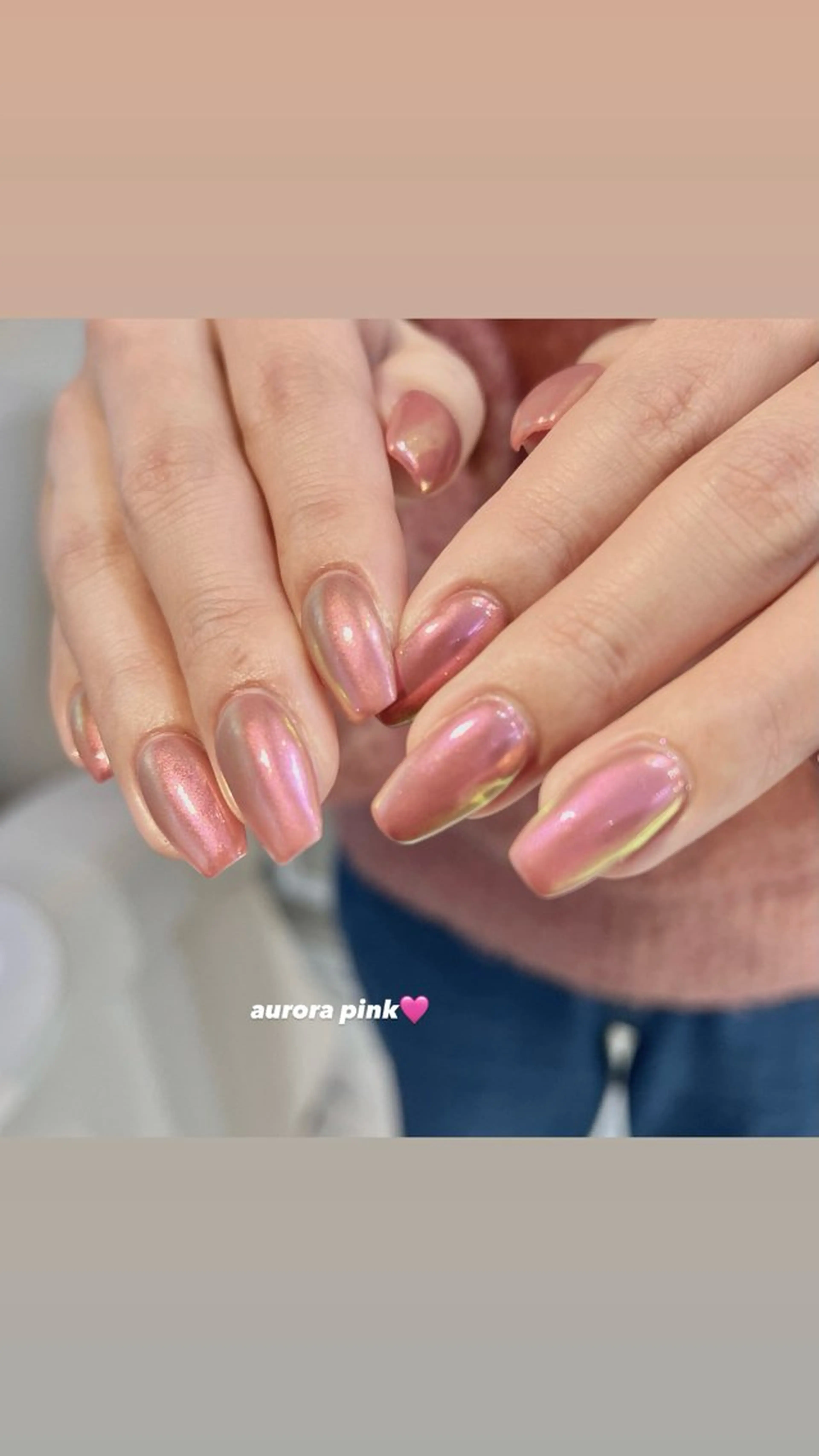 ネイル オーロラネイル グリーン ピンク スクエアネイル ハンドネイル 🎀チーク/ちゅるん 🫧chisa🎀のネイルデザイン