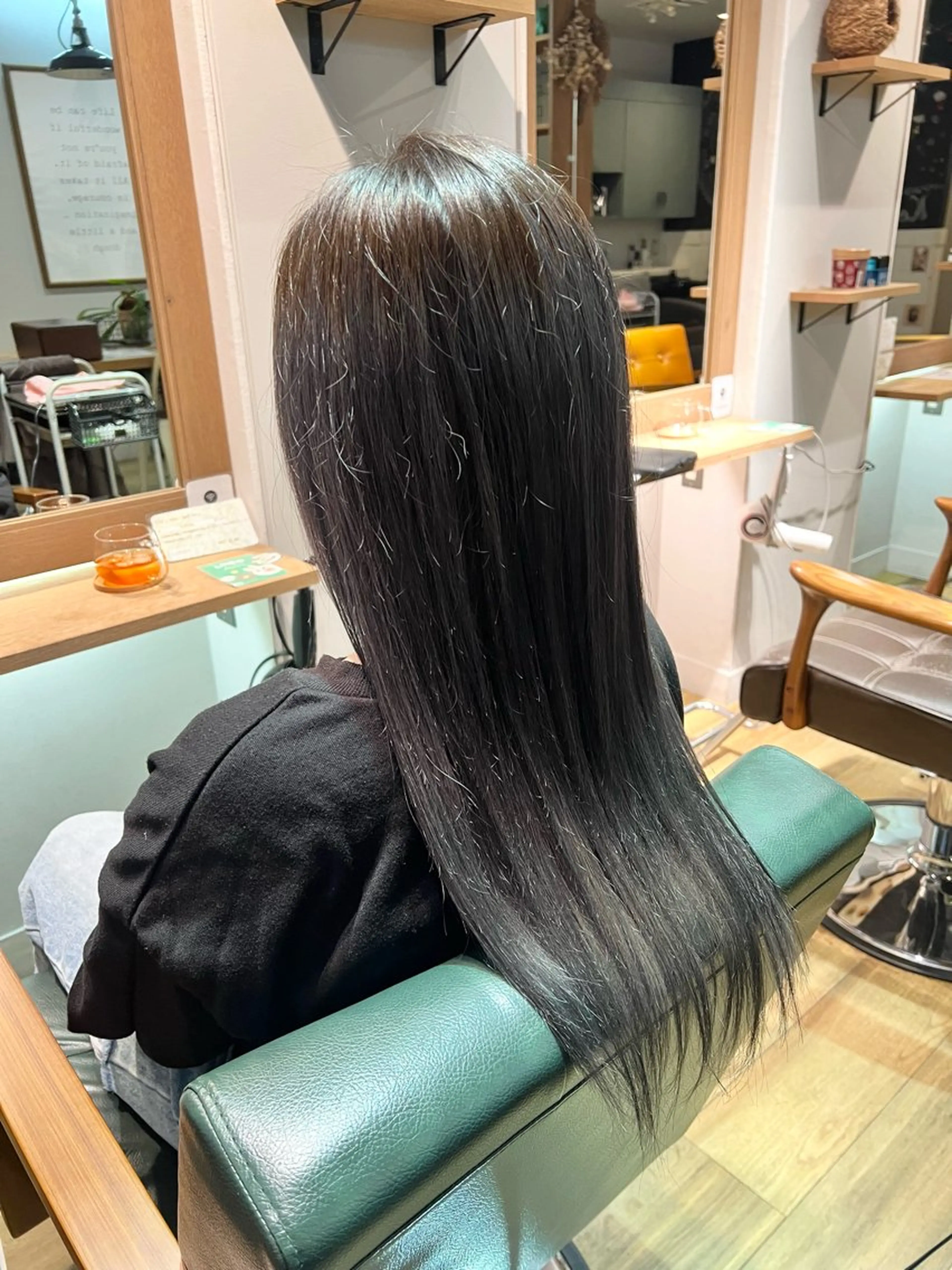 ロング カラー アッシュ アッシュグレー ブリーチ ヘアカラー トリートメント ツキダテ ユイのヘアスタイル