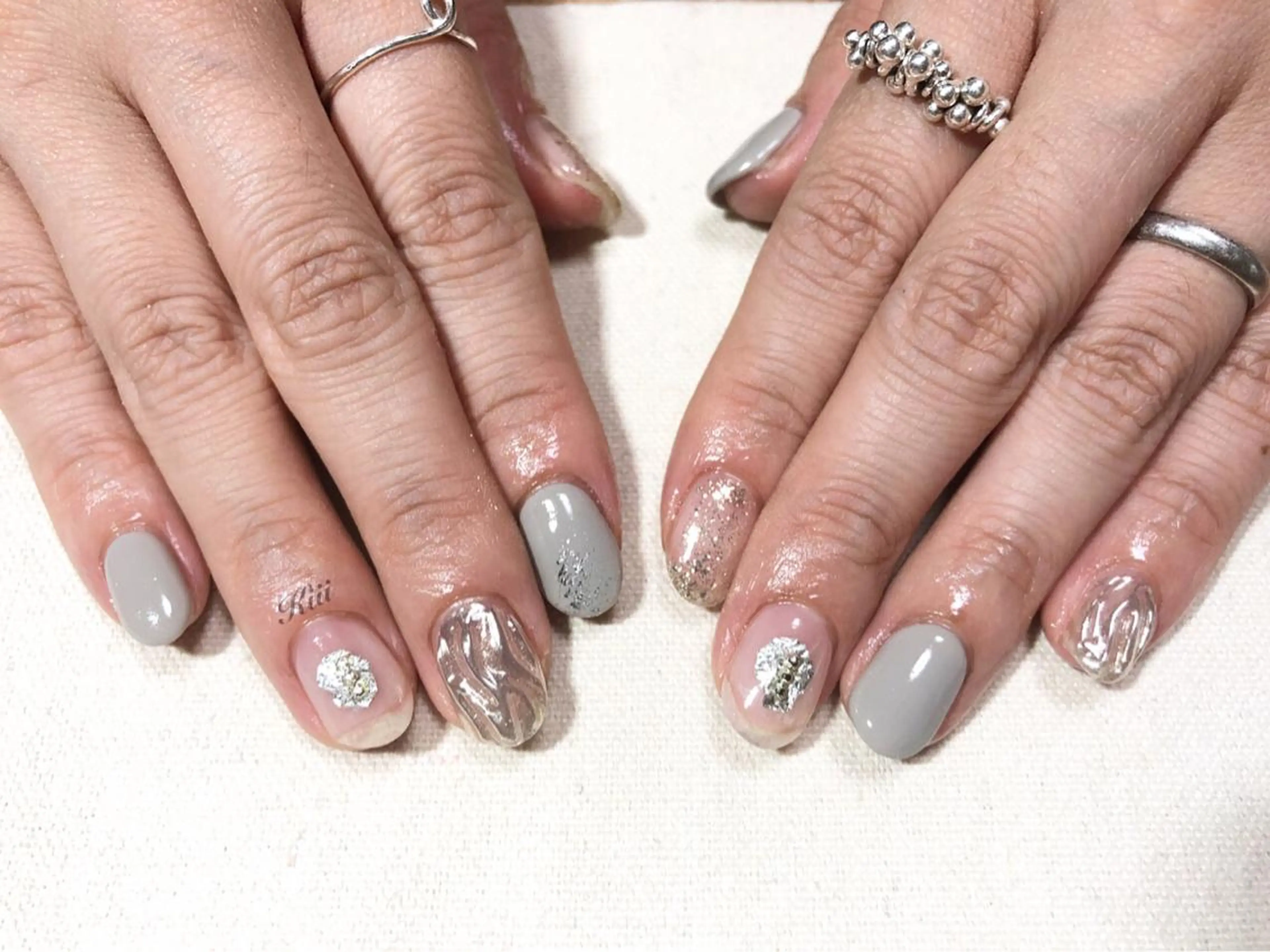 ネイル シルバー ハンドネイル フットネイル kiii.__ ✴︎*のネイルデザイン