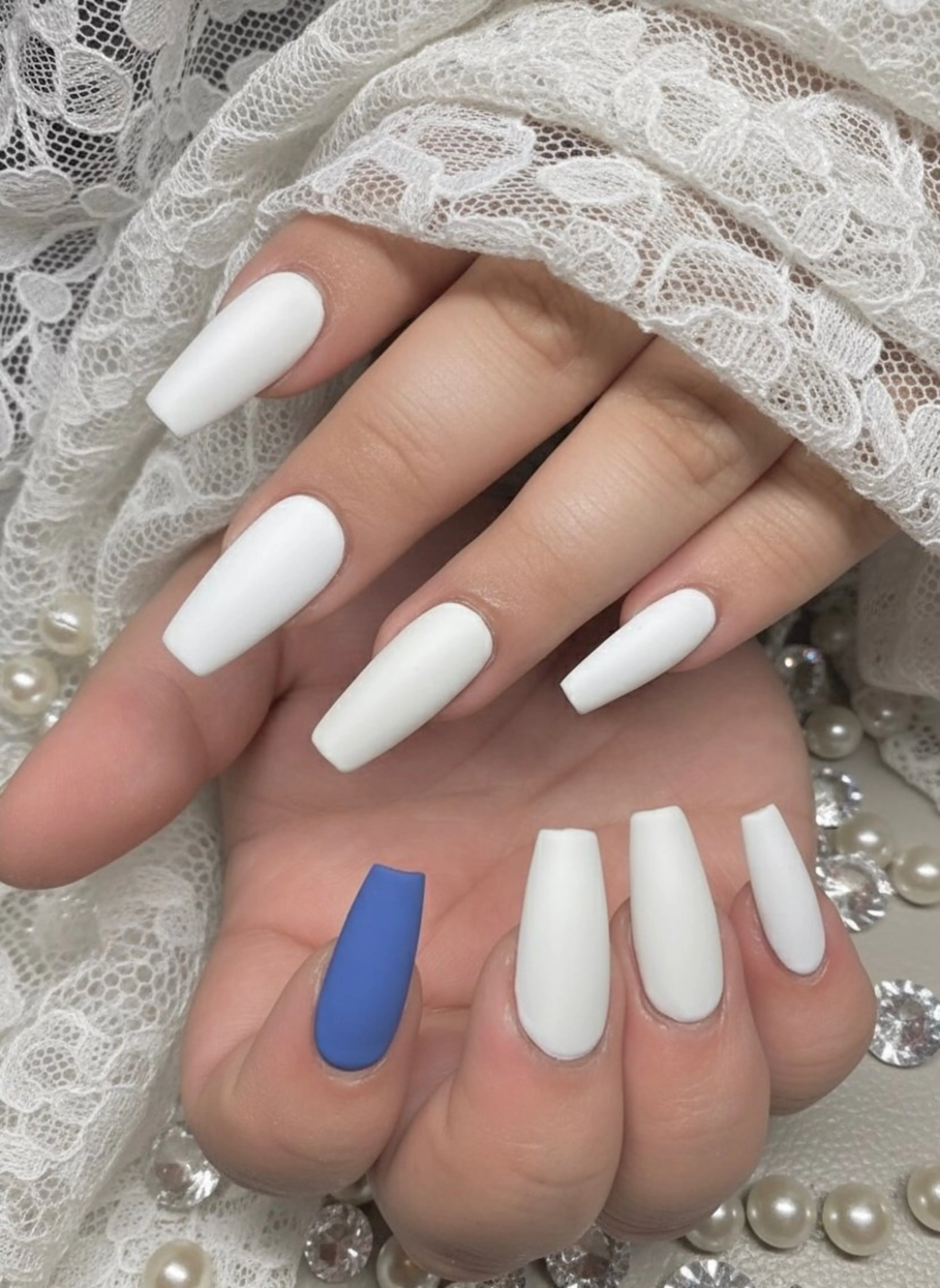 ネイル ブルー マットネイル ホワイト ハンドネイル UNABOMBA (24時間営業)のネイルデザイン