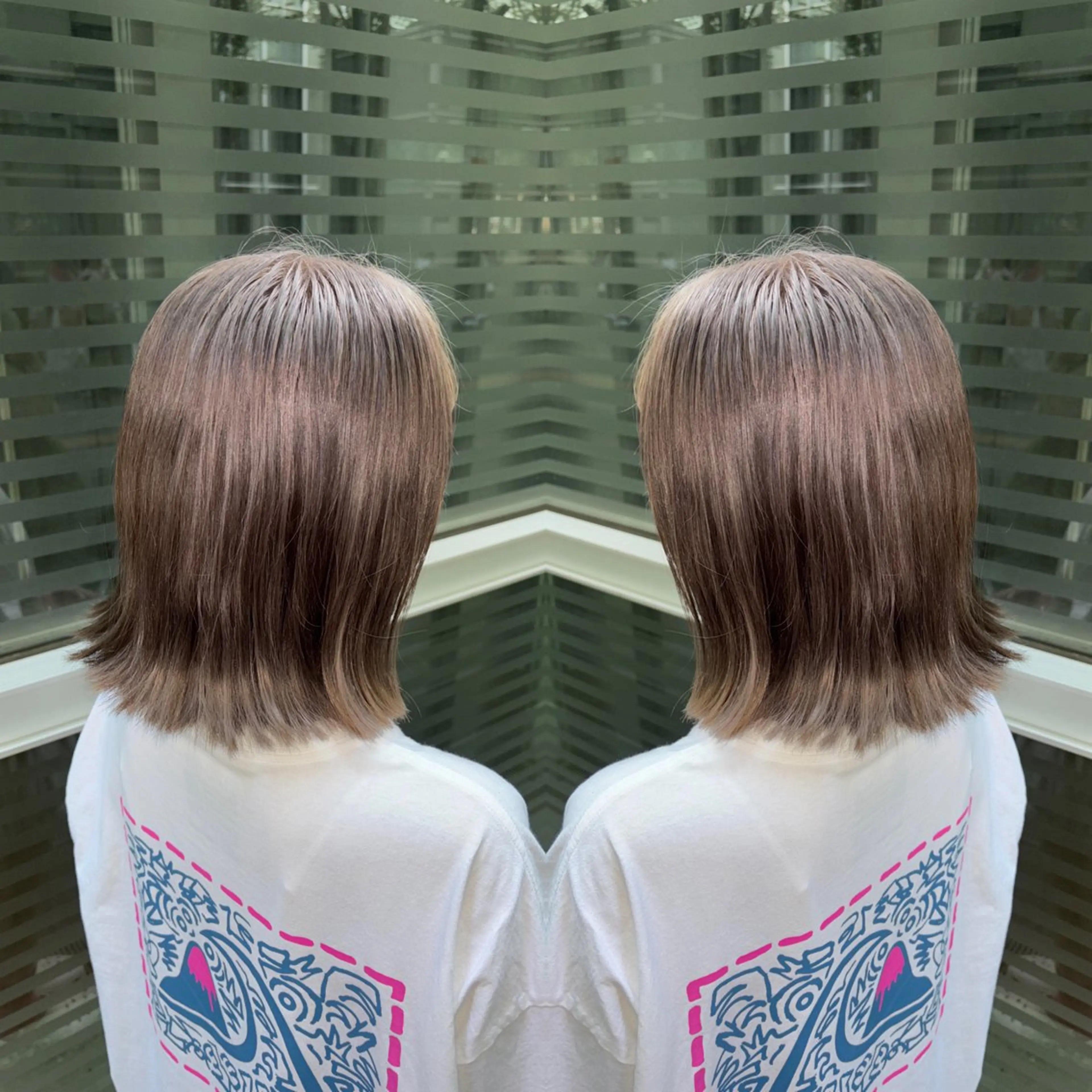 ショート カラー グレージュ カット ヘアカラー トリートメント 💎ハイトーン/艶 カラー モエカ💎のヘアスタイル