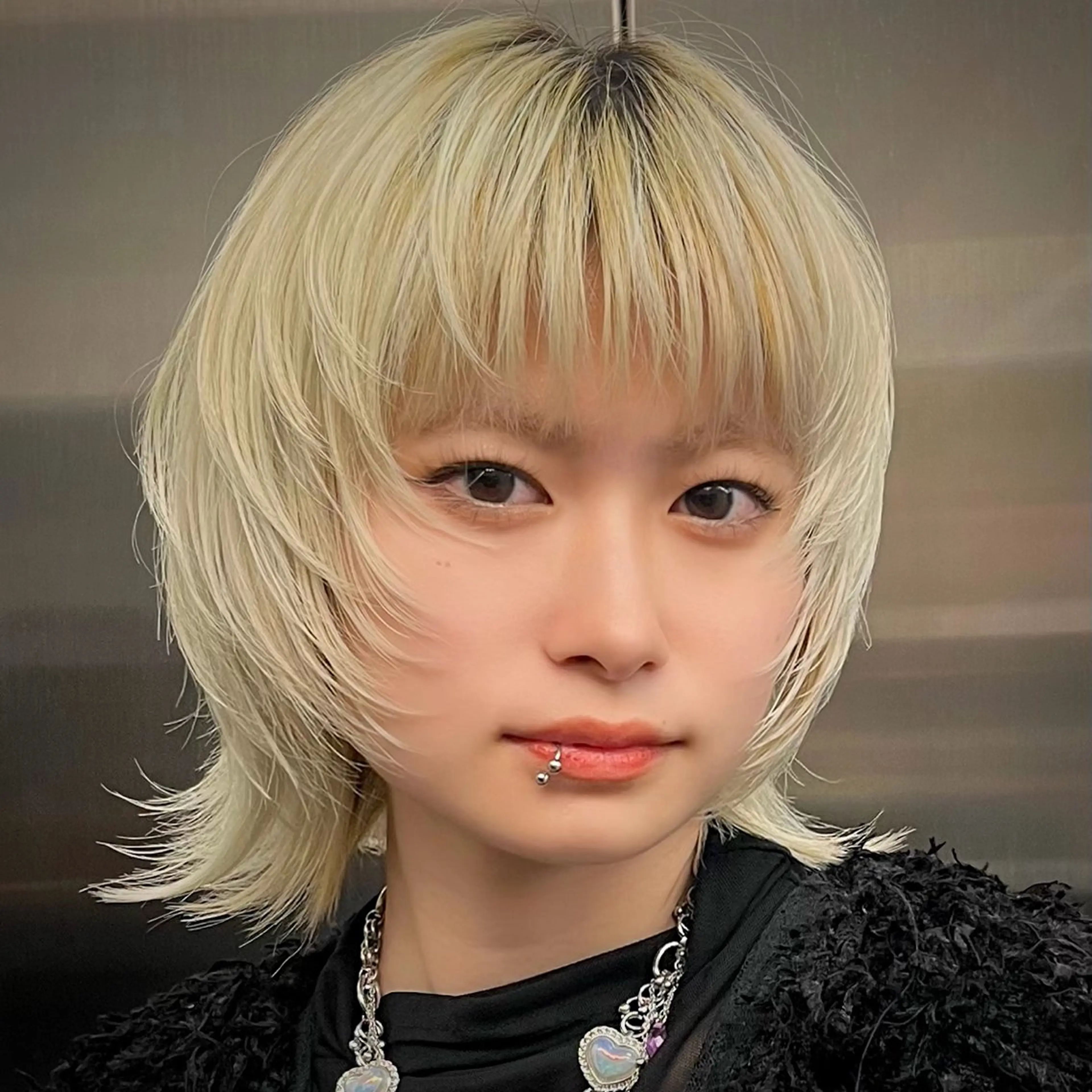 ショート カット ウルフ/レイヤー/ ブリーチカラーのヘアスタイル