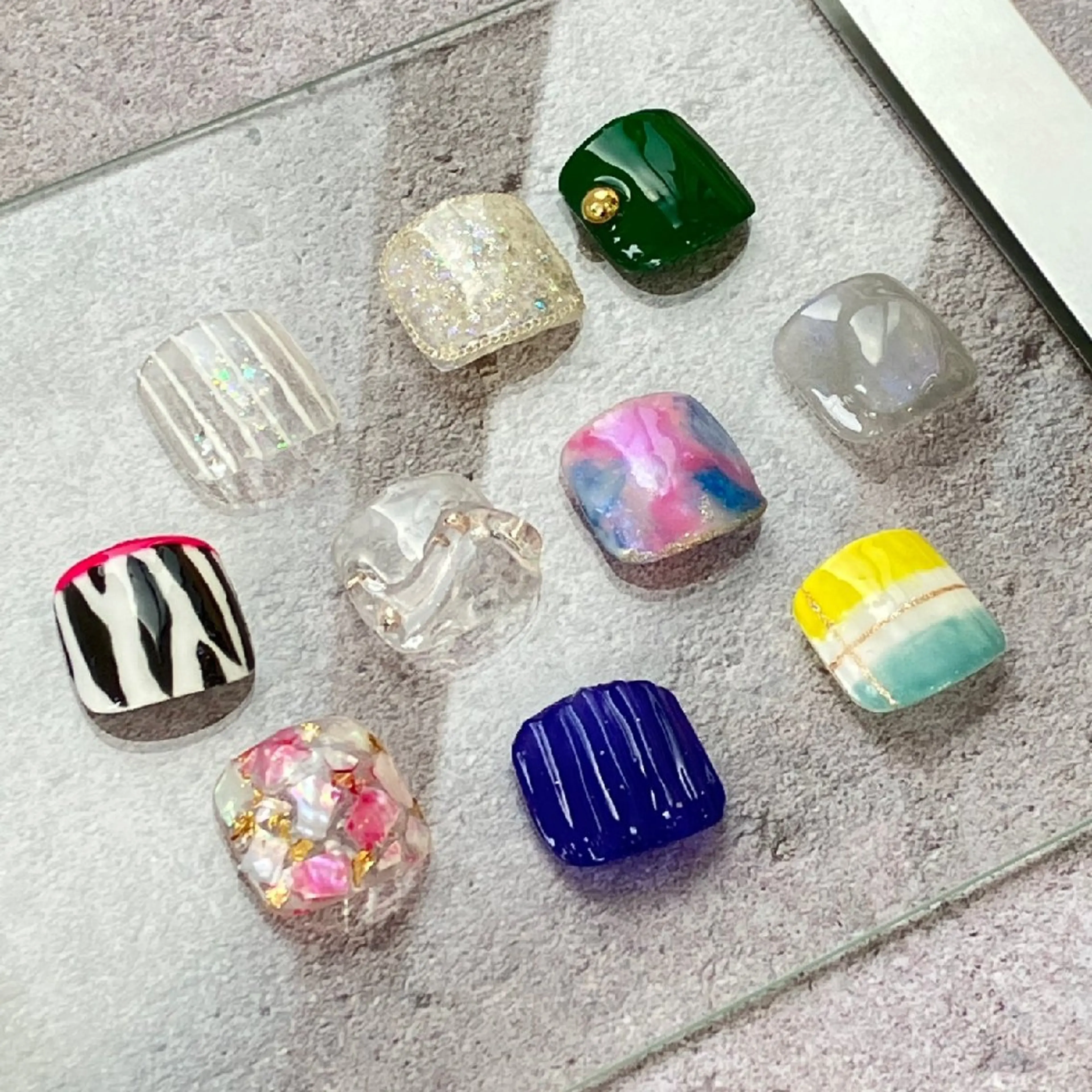 ネイル アニマル柄 フットネイル ニュアンスネイル ワンカラーネイル ぷっくりネイル フットネイル felicita fumi🩷のネイルデザイン