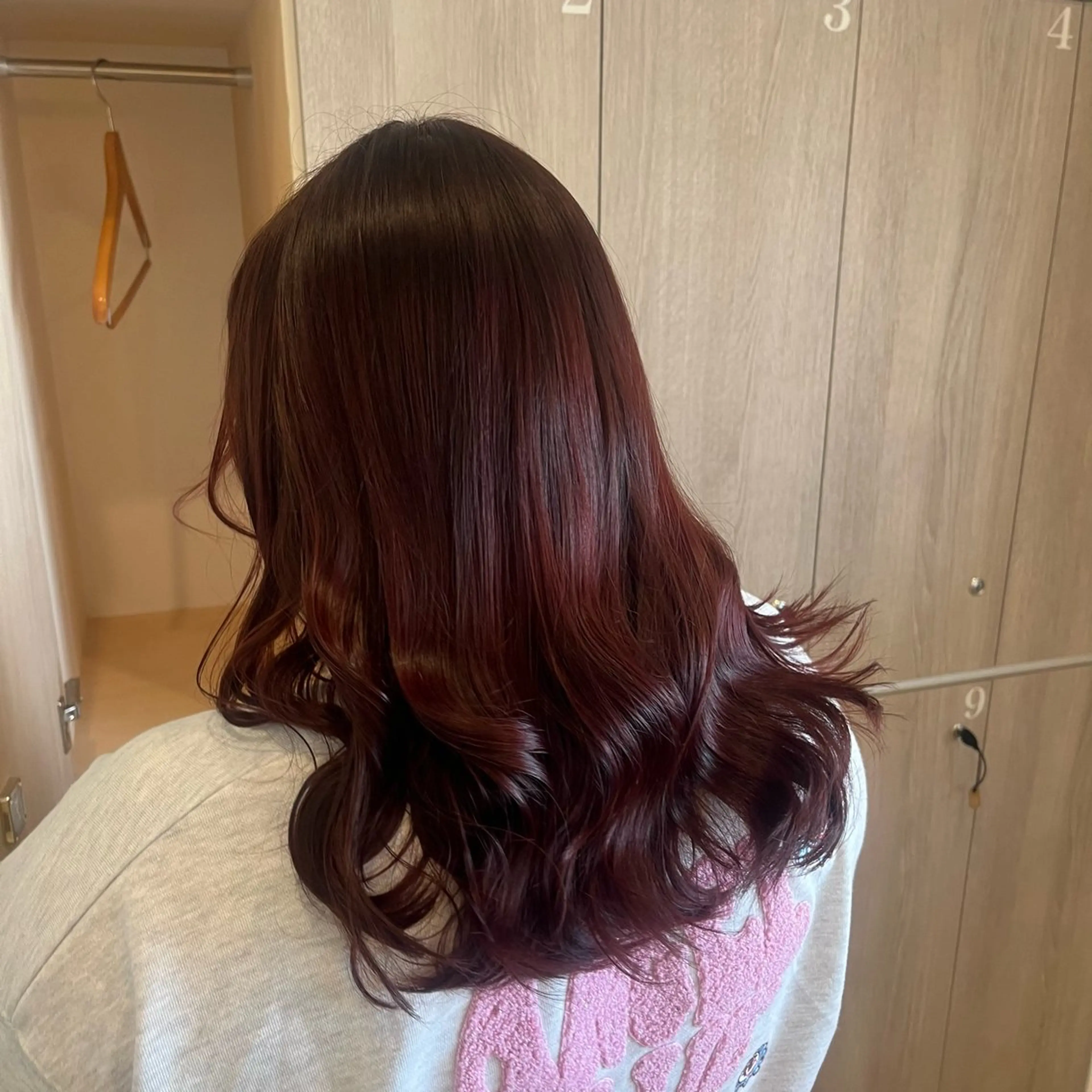 セミロング カラー ルプラボウ 鈴木 莉菜のヘアスタイル