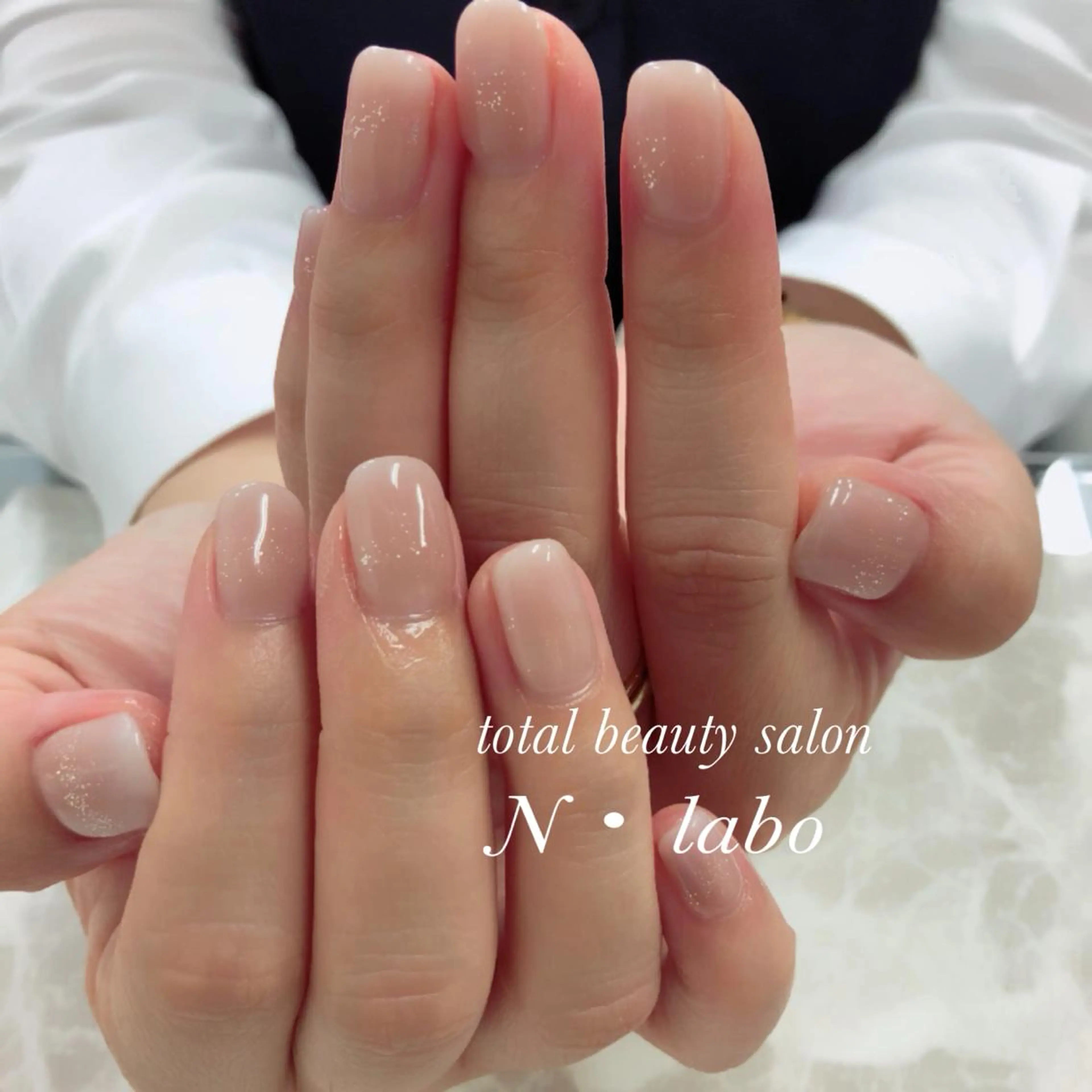 ネイル ジェルネイル グラデーション ラメ(グリッター) ミディアムネイル オフィスネイル Gracias. rieのネイルデザイン