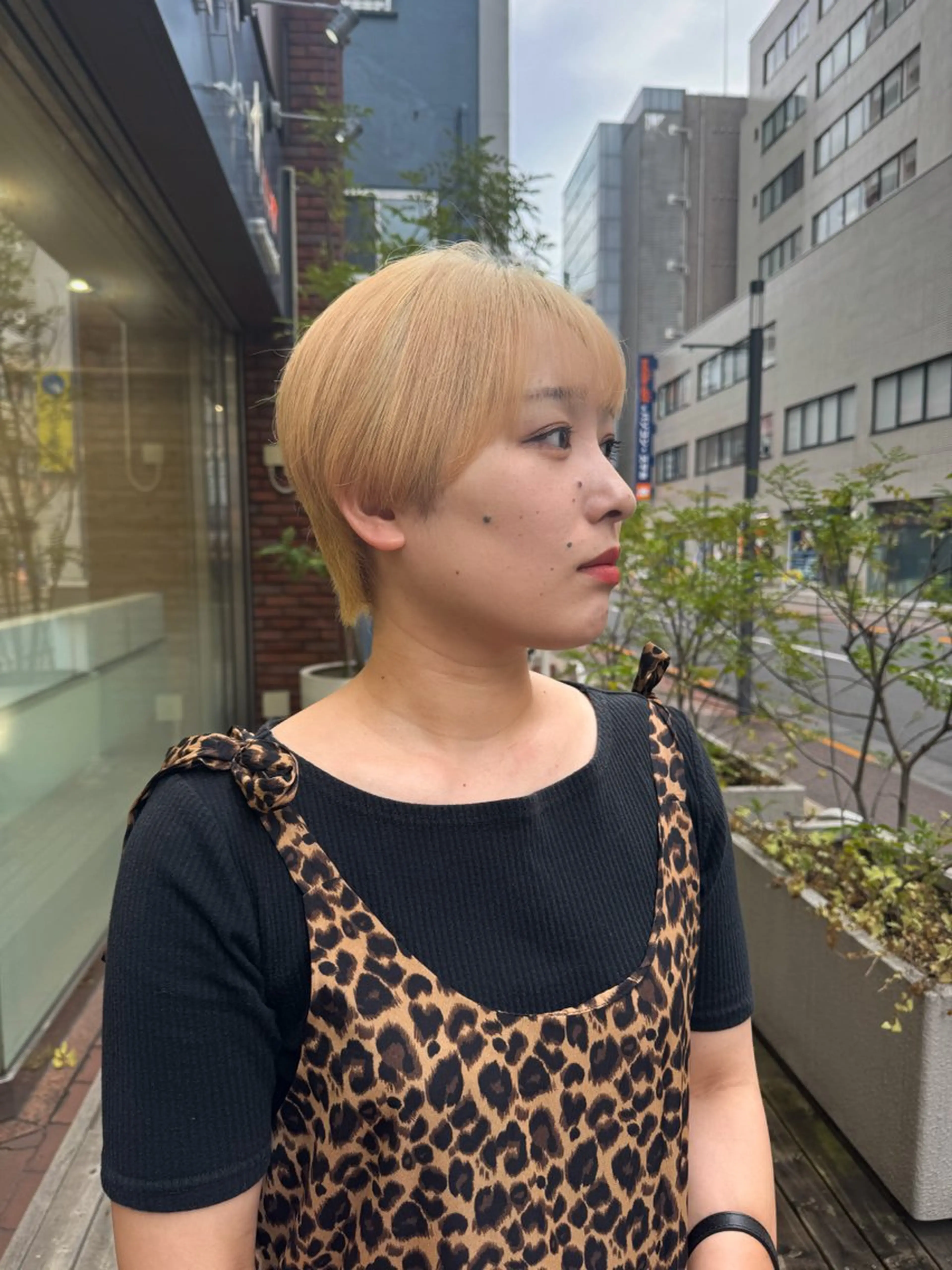 ショート カラー 抜きっぱなしブロンド ショートヘア Seeknext // Rukaのヘアスタイル