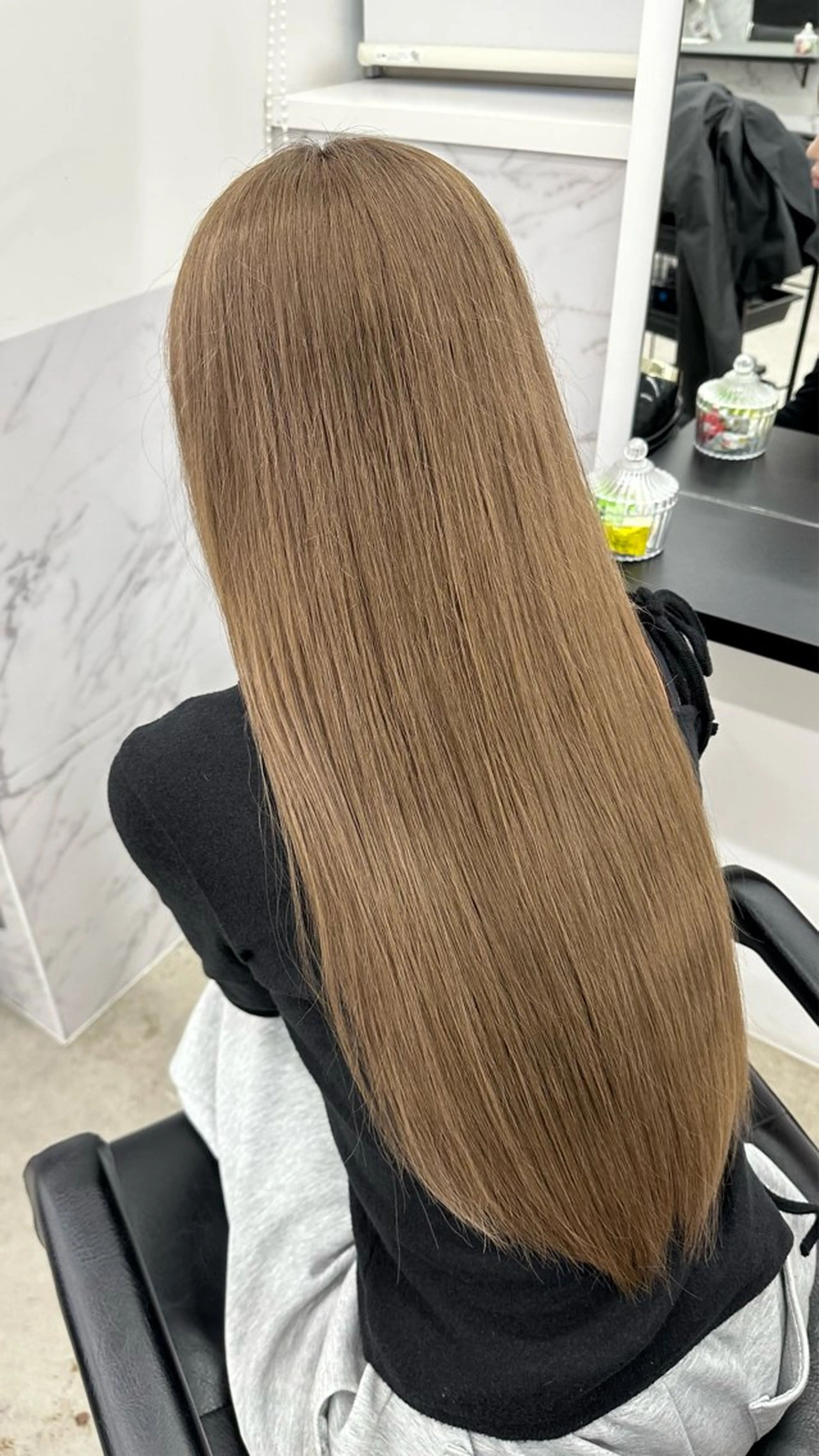 カラー ブリーチ 服部 しおんのヘアスタイル
