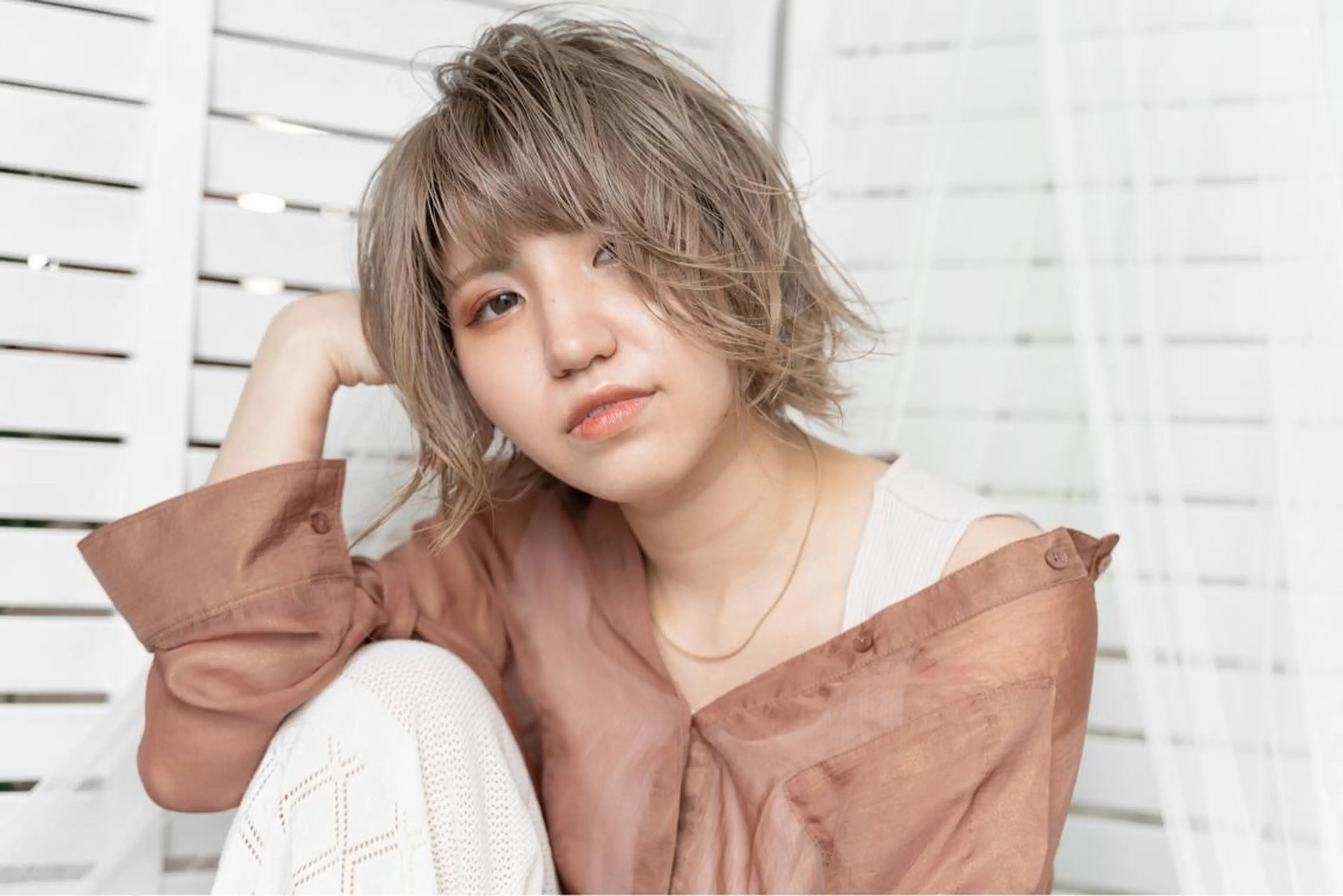 ショート カラー バレイヤージュ ミストバング ベージュカラー ブリーチ 抜きっぱなしブロンド 札幌ブリーチカラー/ ダブルカラー/ドイのヘアスタイル