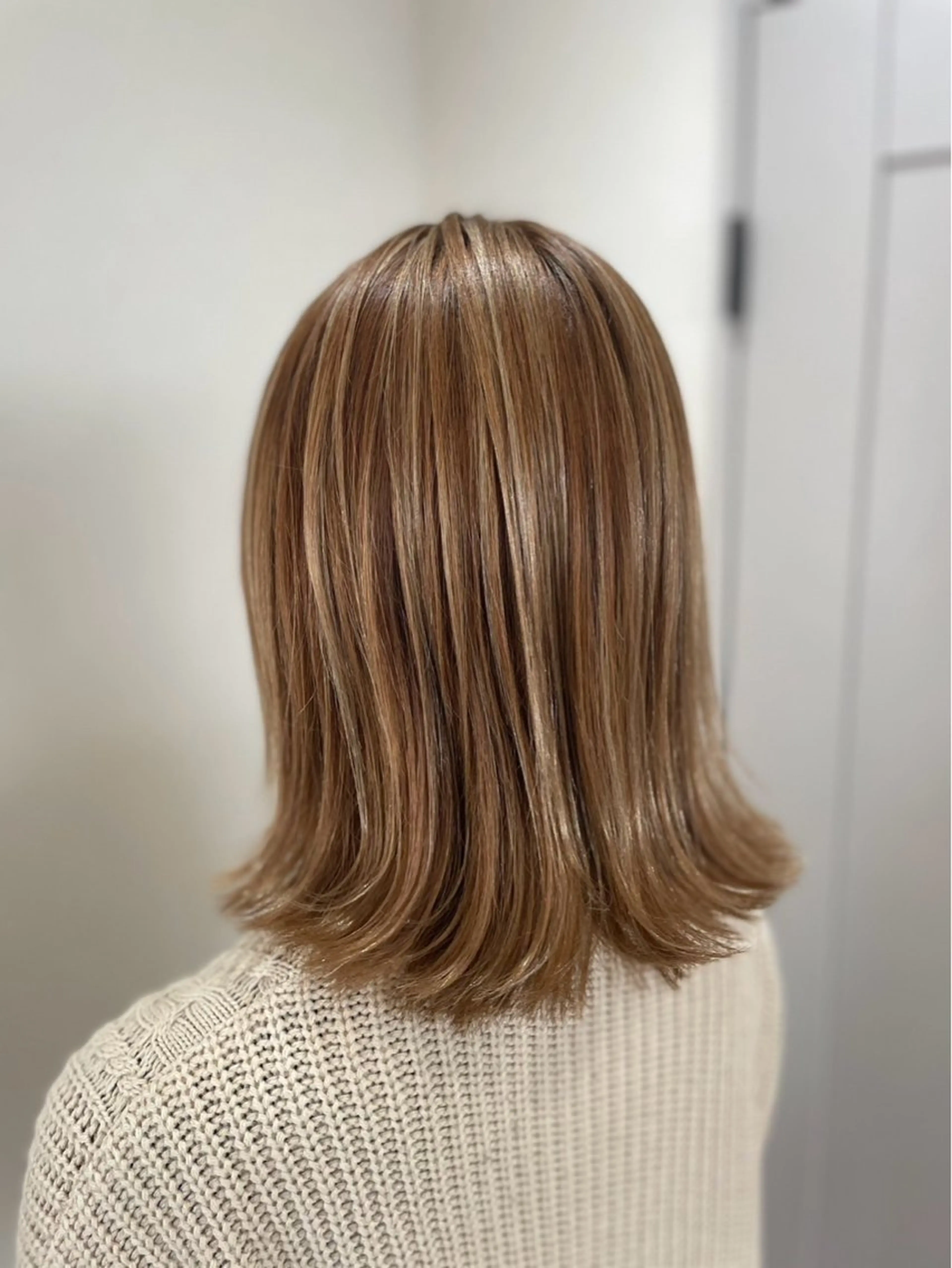 セミロング ハイライト Re room. 女性スタイリストのヘアスタイル