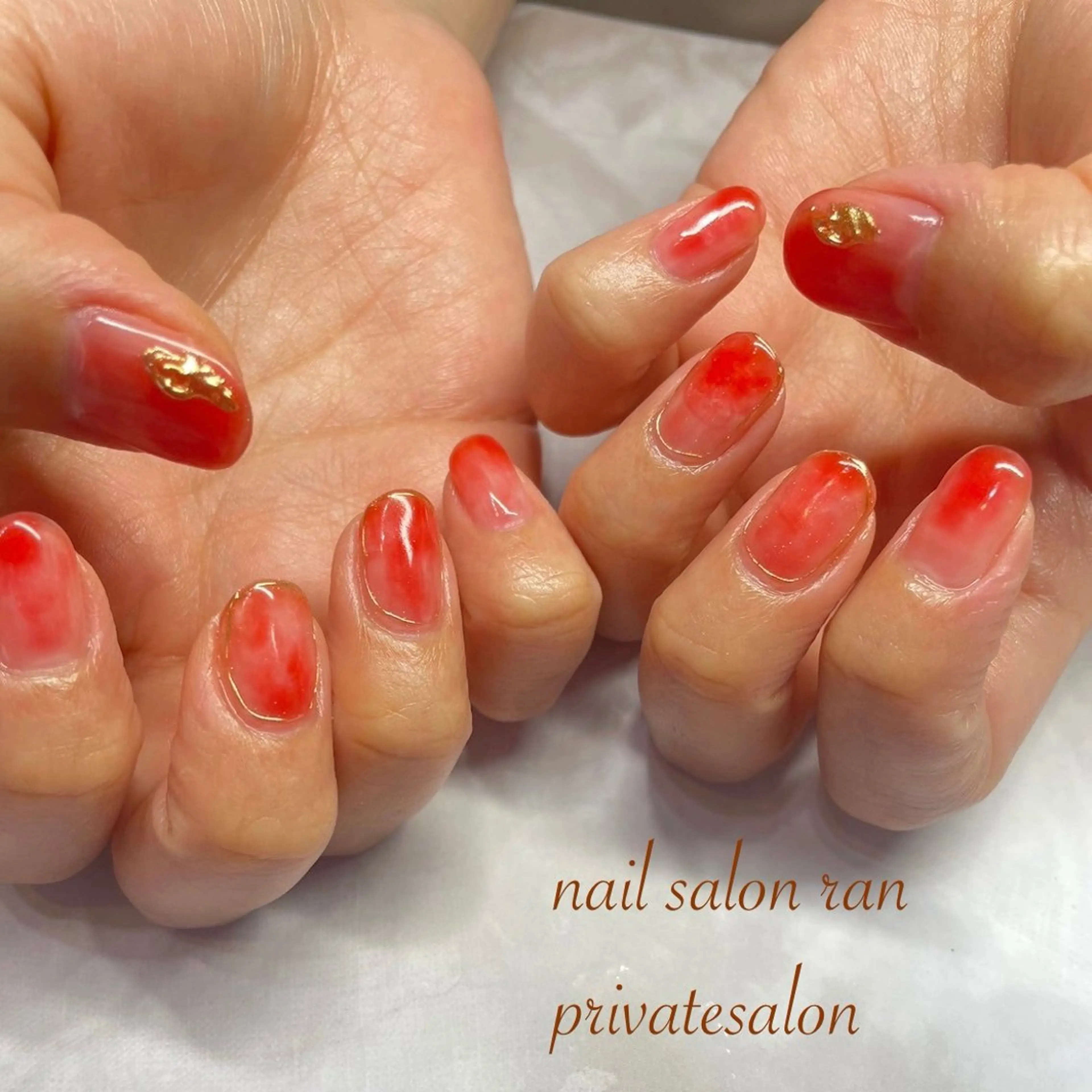 ネイル ゴールド 大理石ネイル(マーブル) ミラーネイル 赤色 ハンドネイル ハンドケア nailsalon ranのネイルデザイン