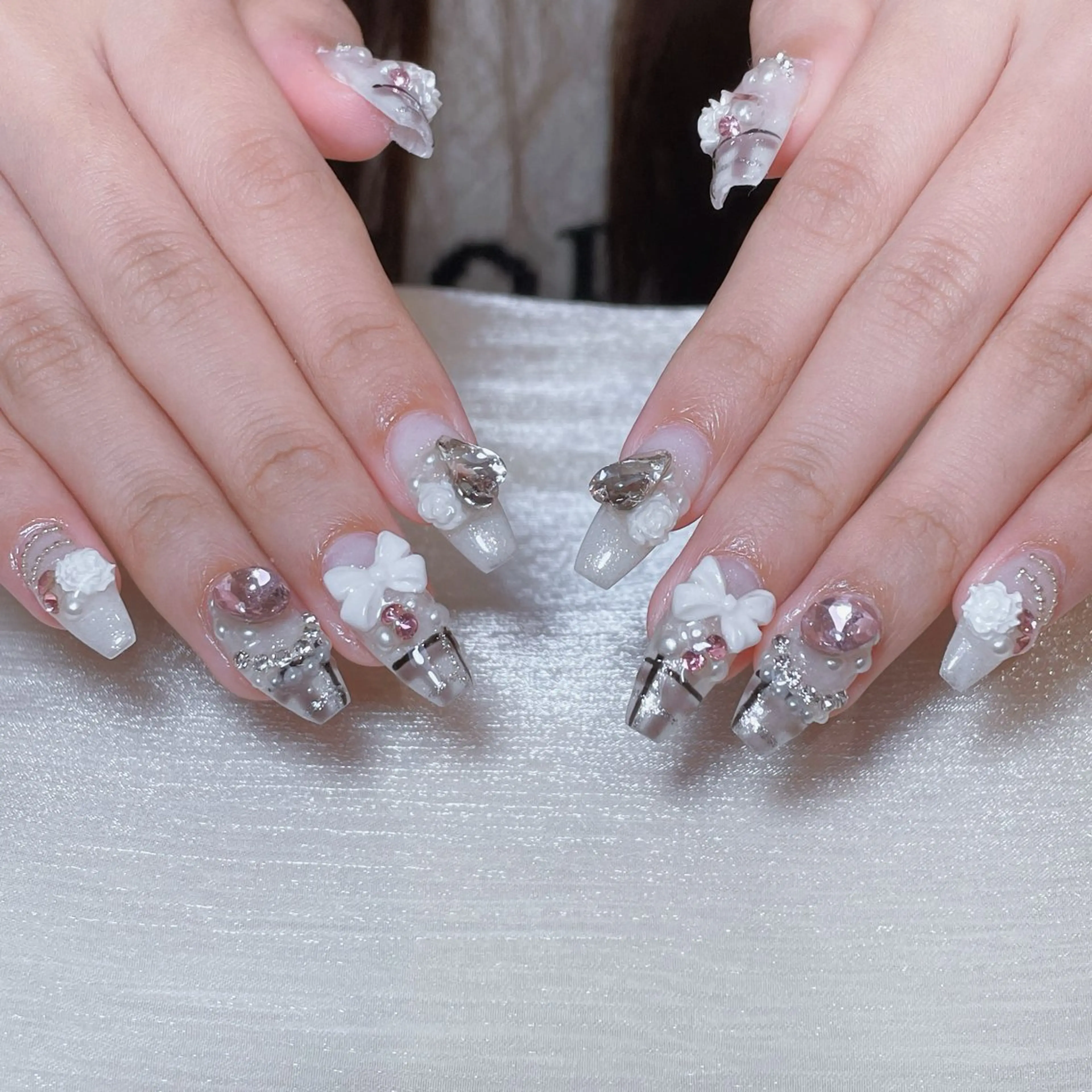 ネイル アートネイル オーロラネイル フラッシュネイル ガーリー キラキラネイル ハンドネイル Una NAILMANAMIのネイルデザイン