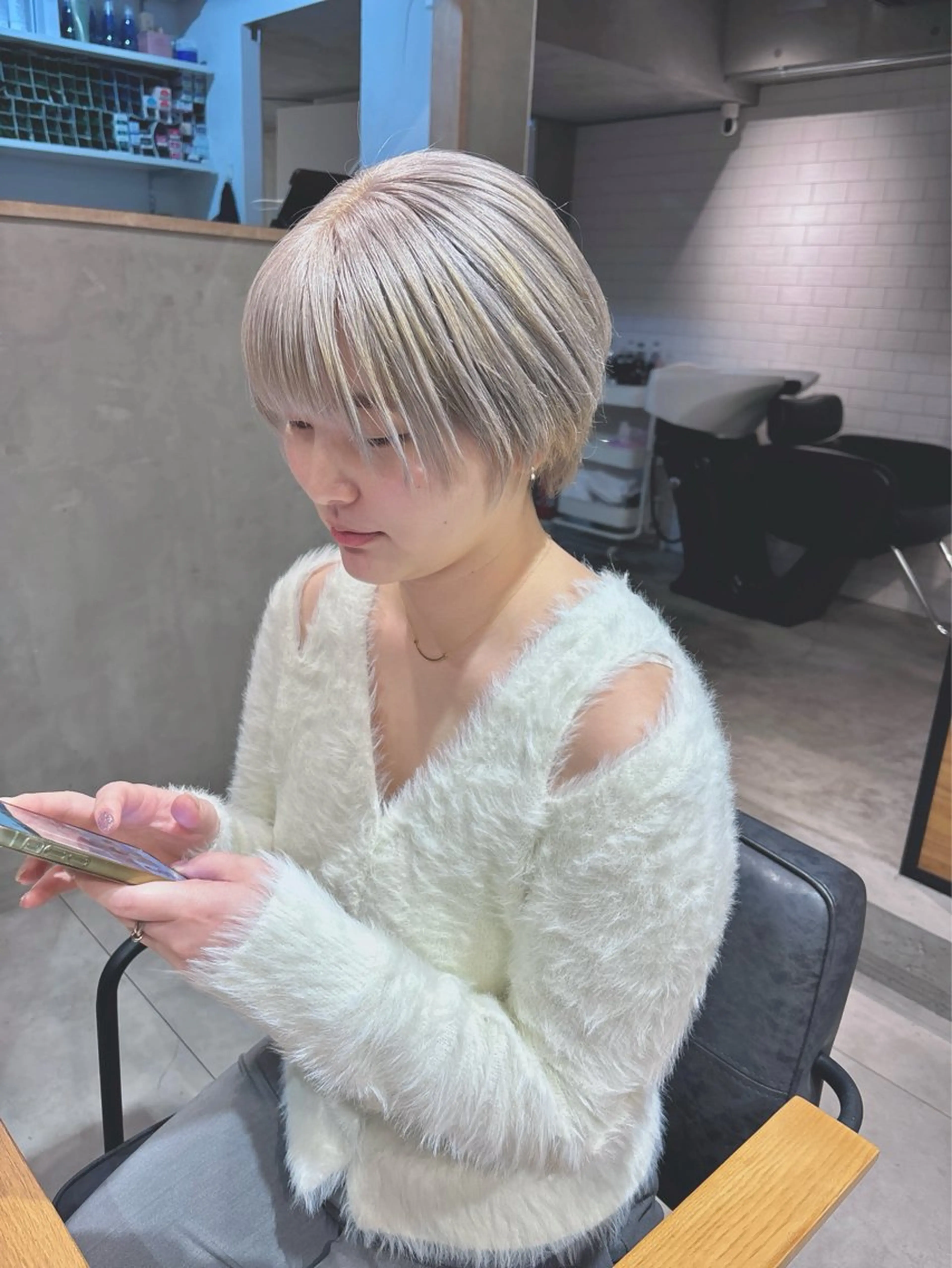 ショート カラー ブリーチ ブロンド ケアブリーチ ハイトーンカラー ホワイトブロンド カット ヘアカラー 井上 唯のヘアスタイル