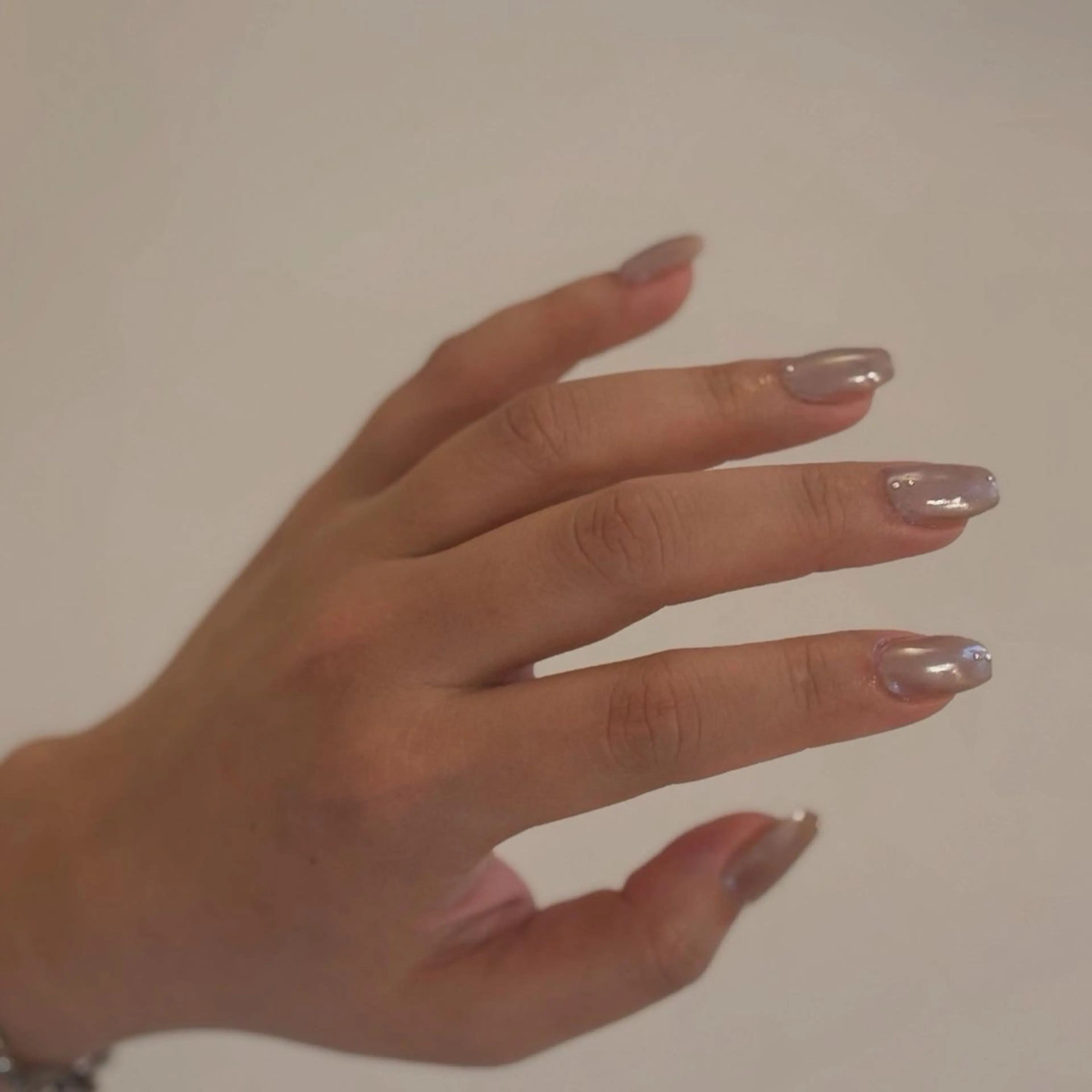 ネイル シルバー ホワイト ハンドネイル Elio 国泰寺のネイルデザイン