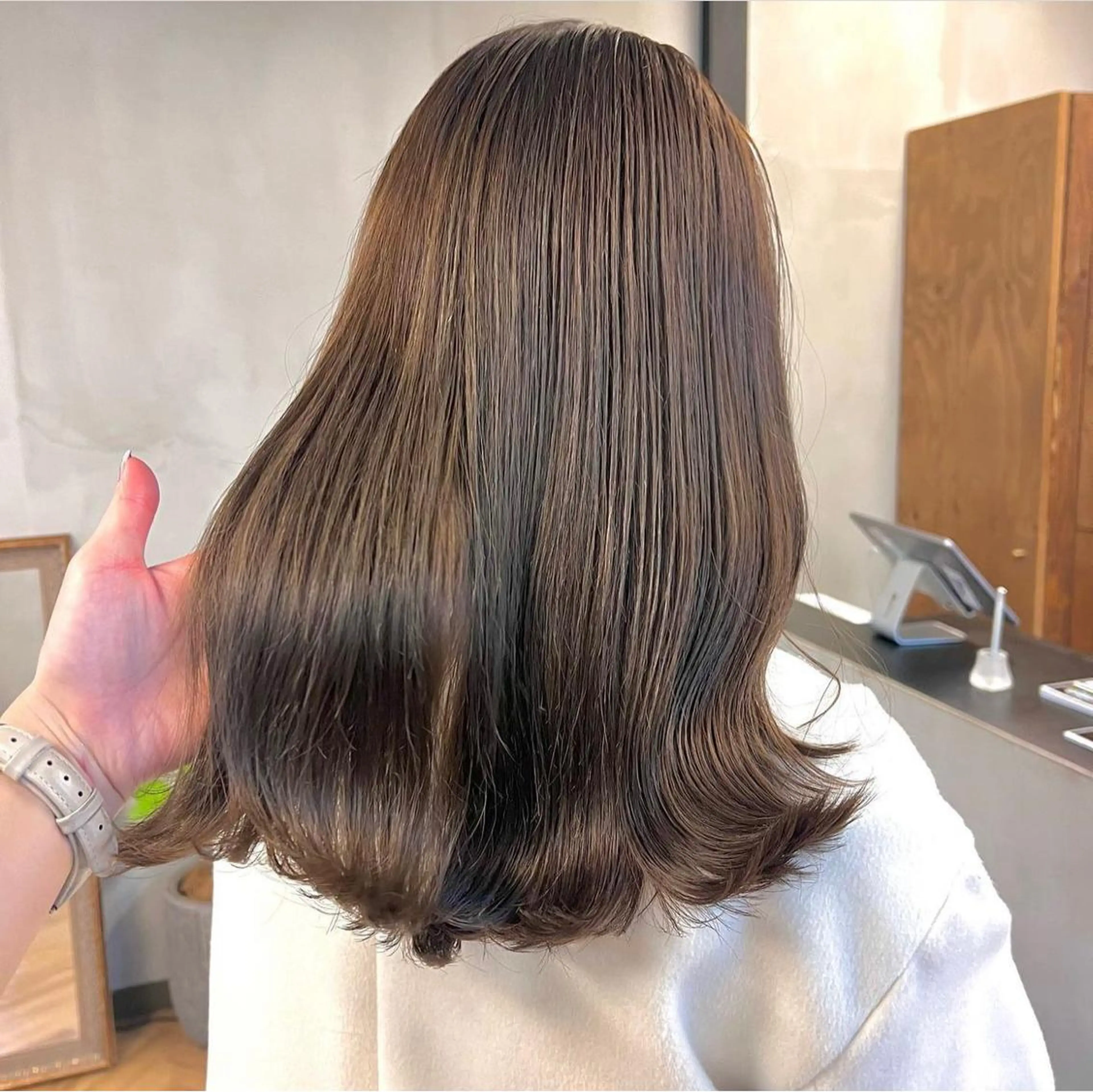 セミロング カラー パーマ ヘアアレンジ メンズ キッズ ネイル マツエク・マツパ アイブロウ 赤色 カット ヘアカラー トリートメント 前川 朋香のヘアスタイル