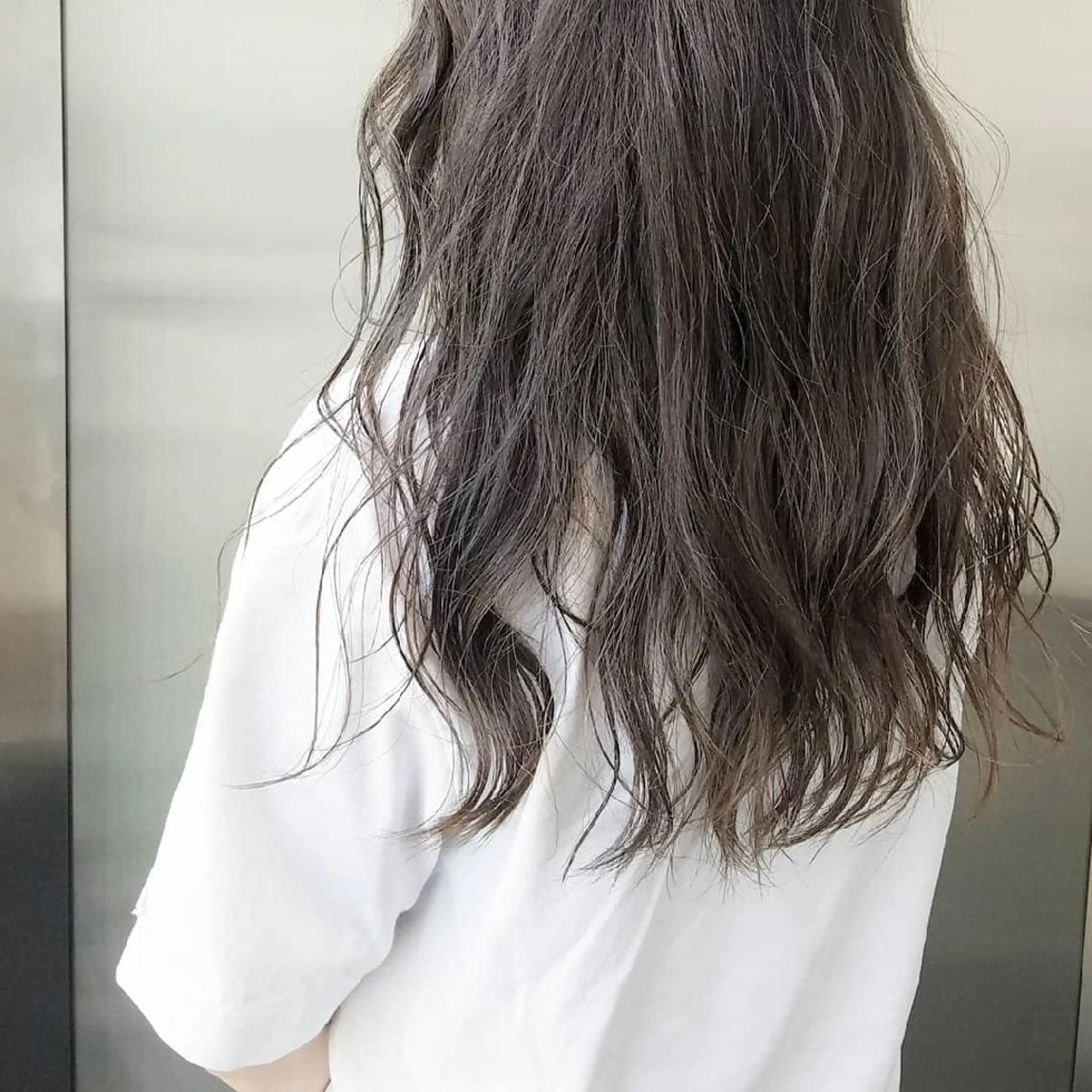 カラー ヘアアレンジ パーマ ミディアム ダークグレー ダークグレージュ グレージュ イルミナカラー iplus まつげ、眉毛、耳つぼのマツエク・マツパデザイン