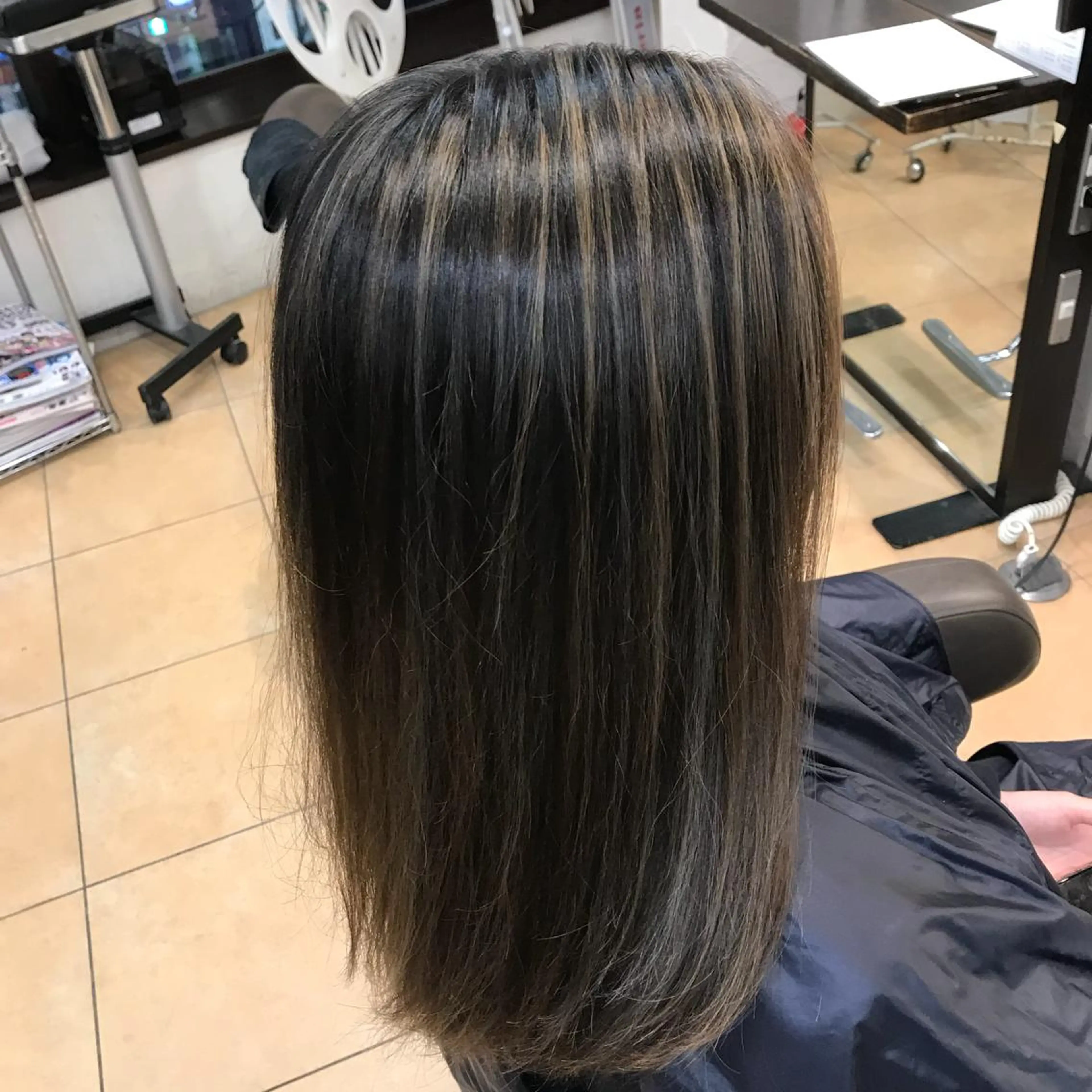 セミロング ハイライト ヘアカラー 中田 サヤカのヘアスタイル