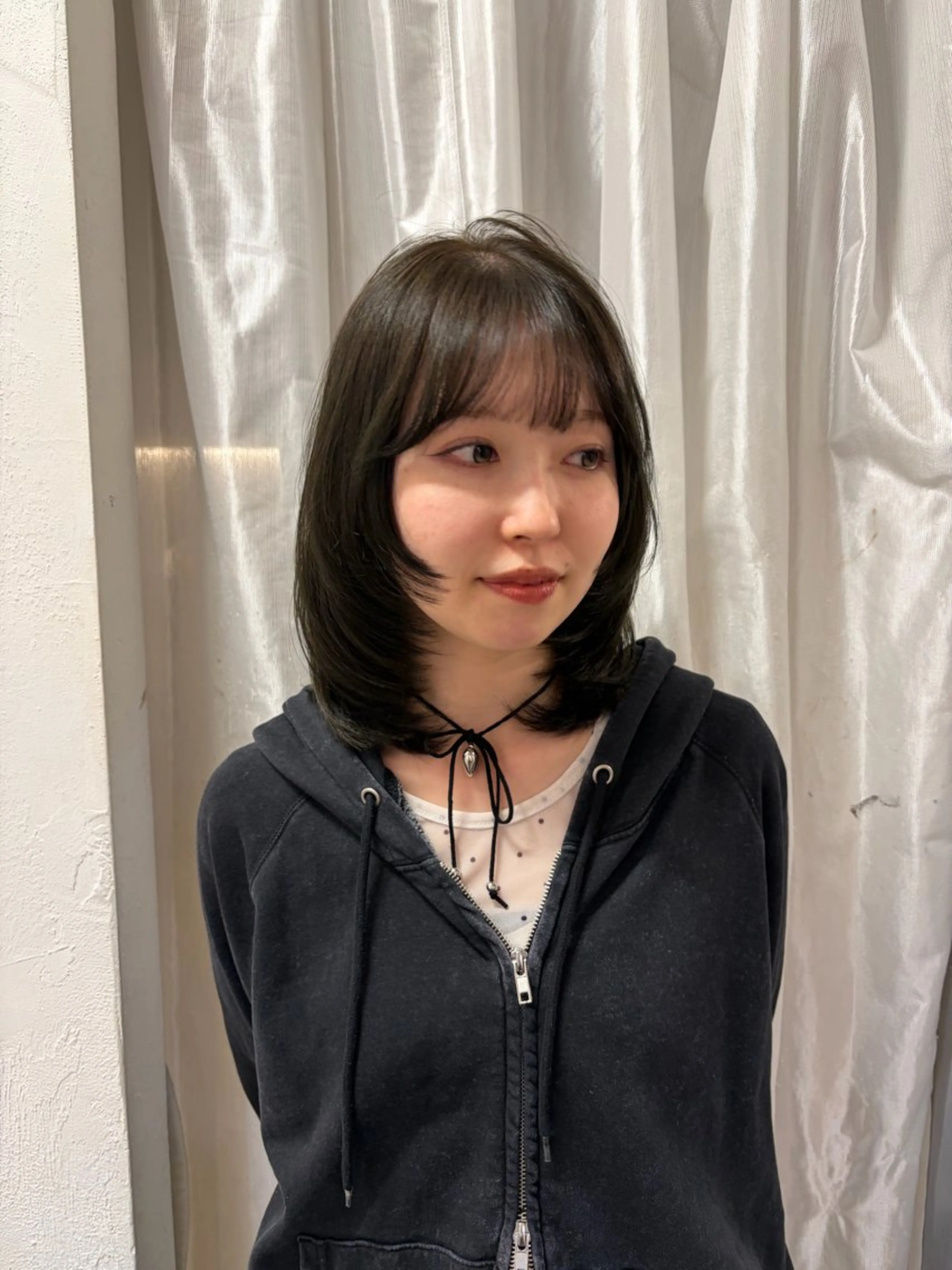 ミディアム カット トリートメント ミルクティー× グレージュMOMOのヘアスタイル