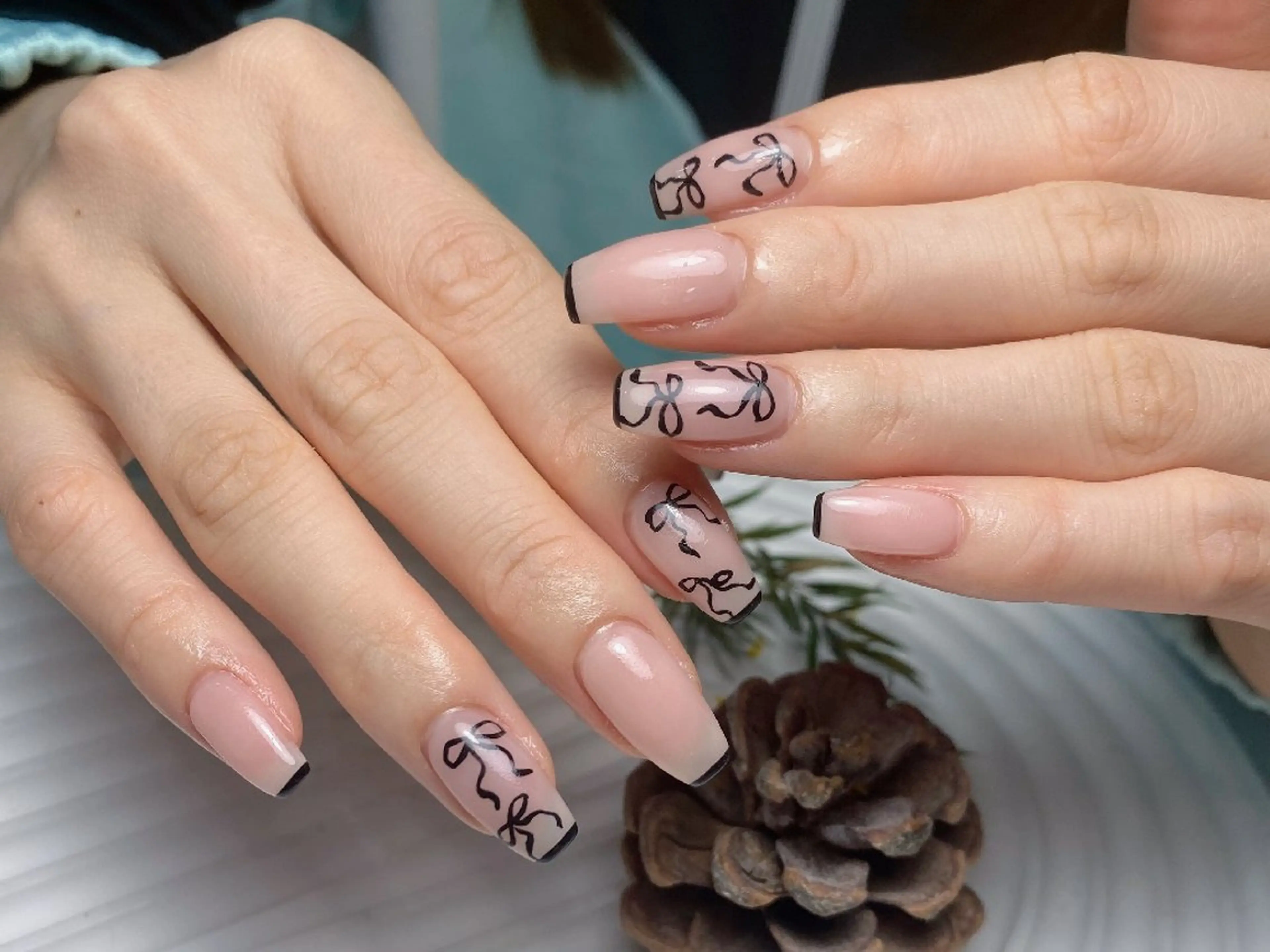 ネイル チークネイル フレンチネイル ジェルネイル ガーリー キラキラネイル ハンドネイル UM Nail Salonのネイルデザイン