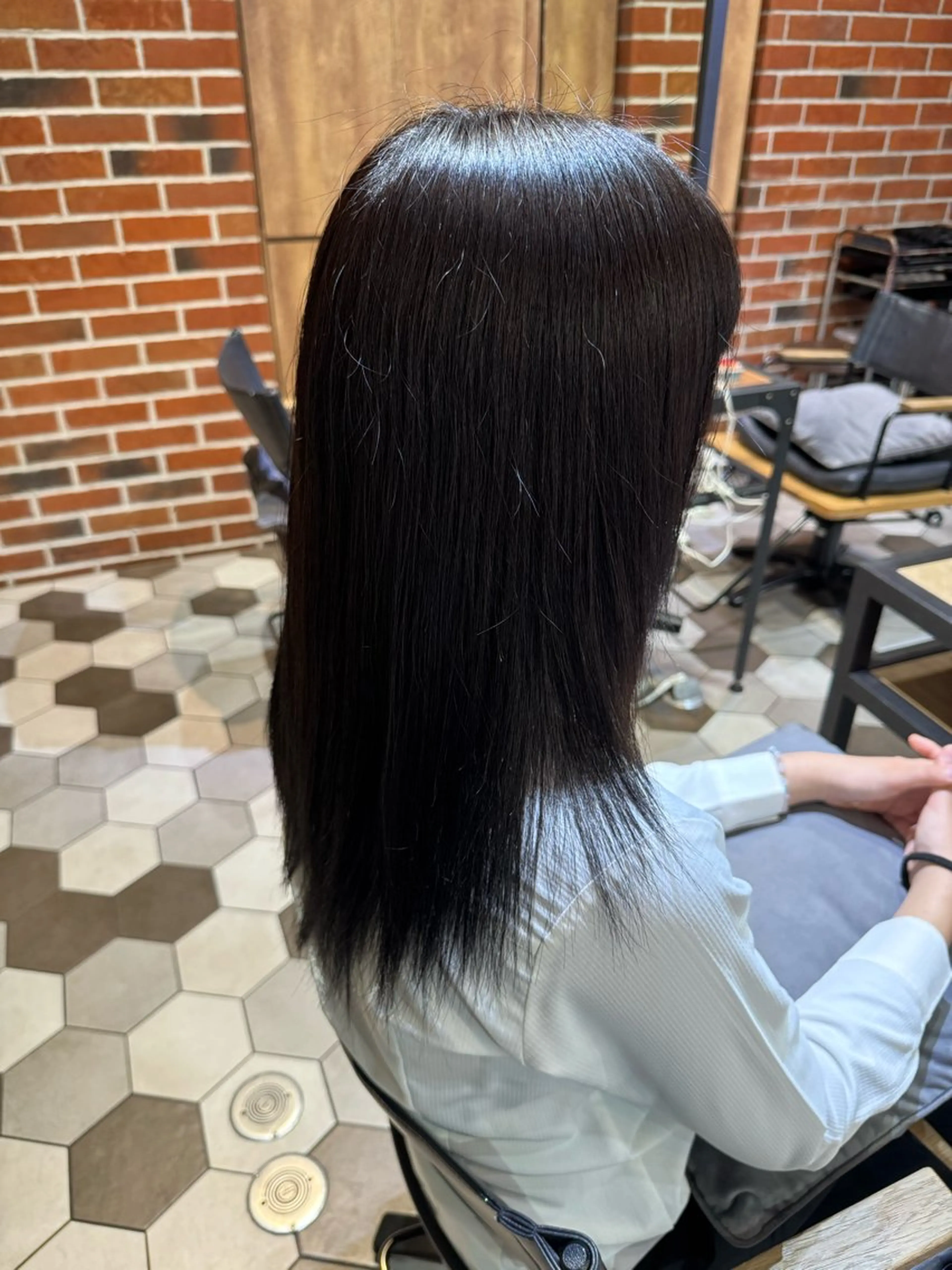 セミロング カラー グレージュ ヘアカラー 近藤 愛理のヘアスタイル