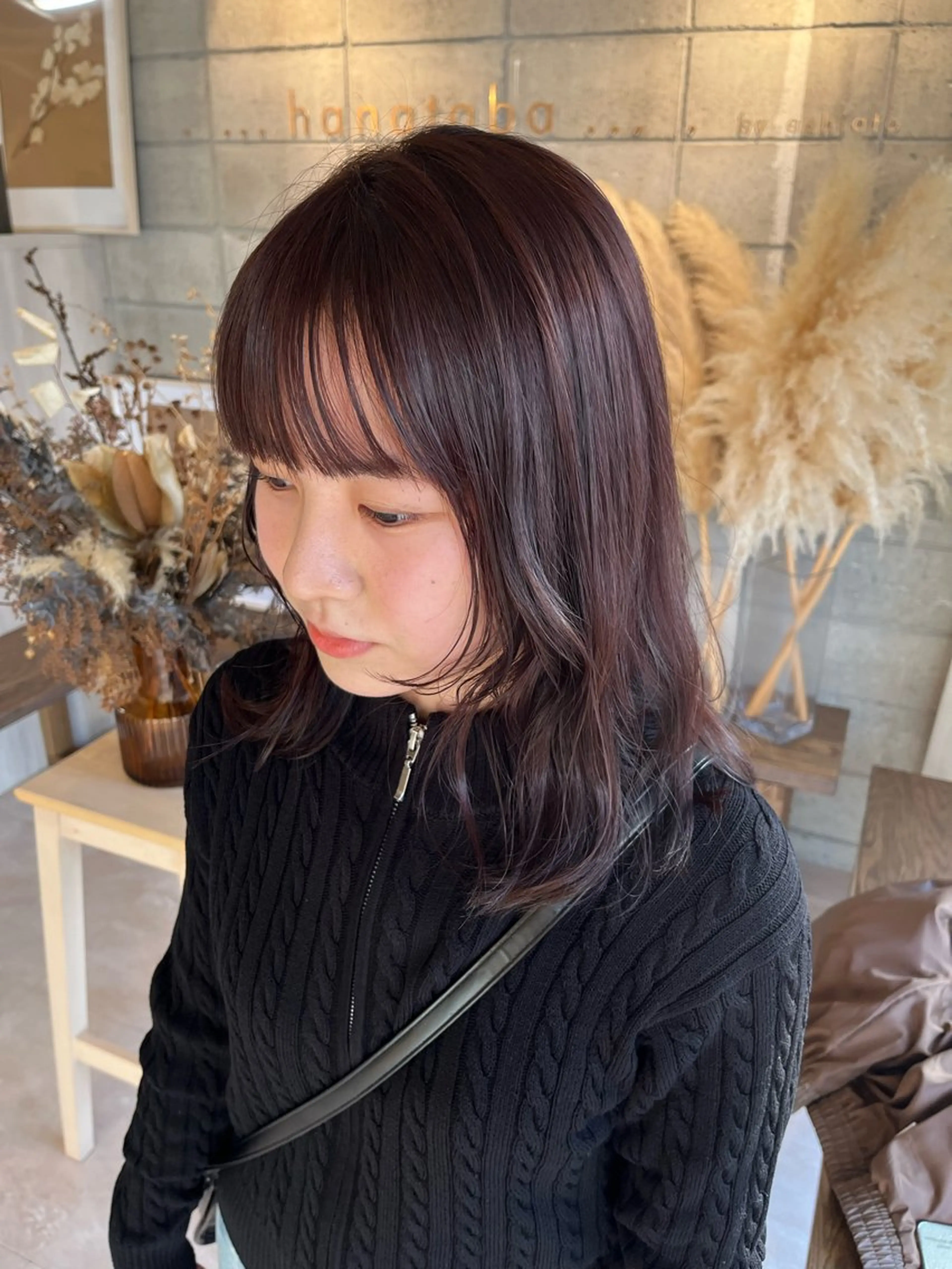 ミディアム ピンクブラウン 顔まわりレイヤー 顔周りカット レイヤーカット カット ヘアカラー トリートメント 狩野 くるみのヘアスタイル