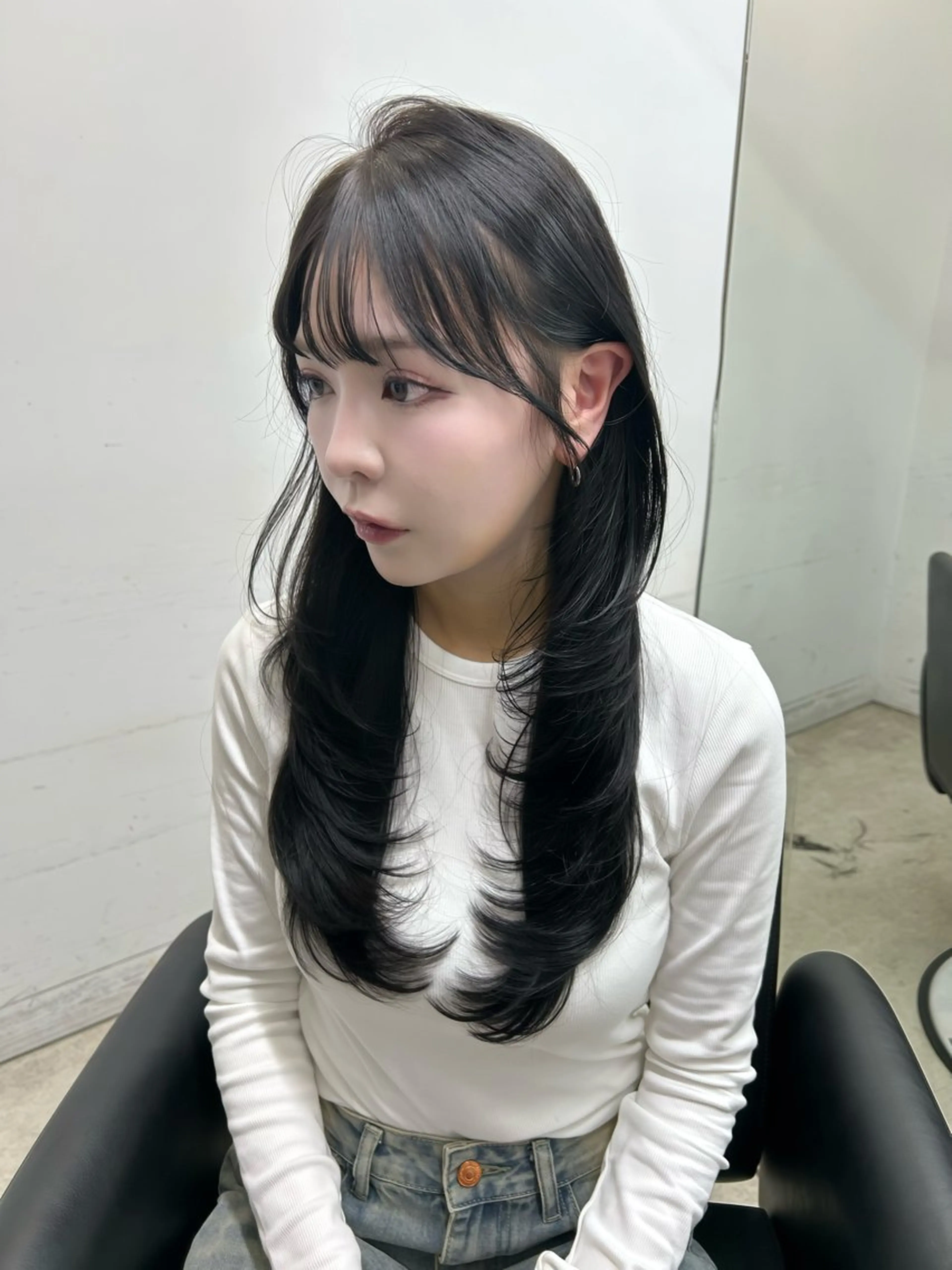 ロング カラー ベージュカラー 黒髪 ブリーチ ブルーカラー ブルーブラック 梅田l大人韓国ヘア レイヤー×艶カラーのヘアスタイル