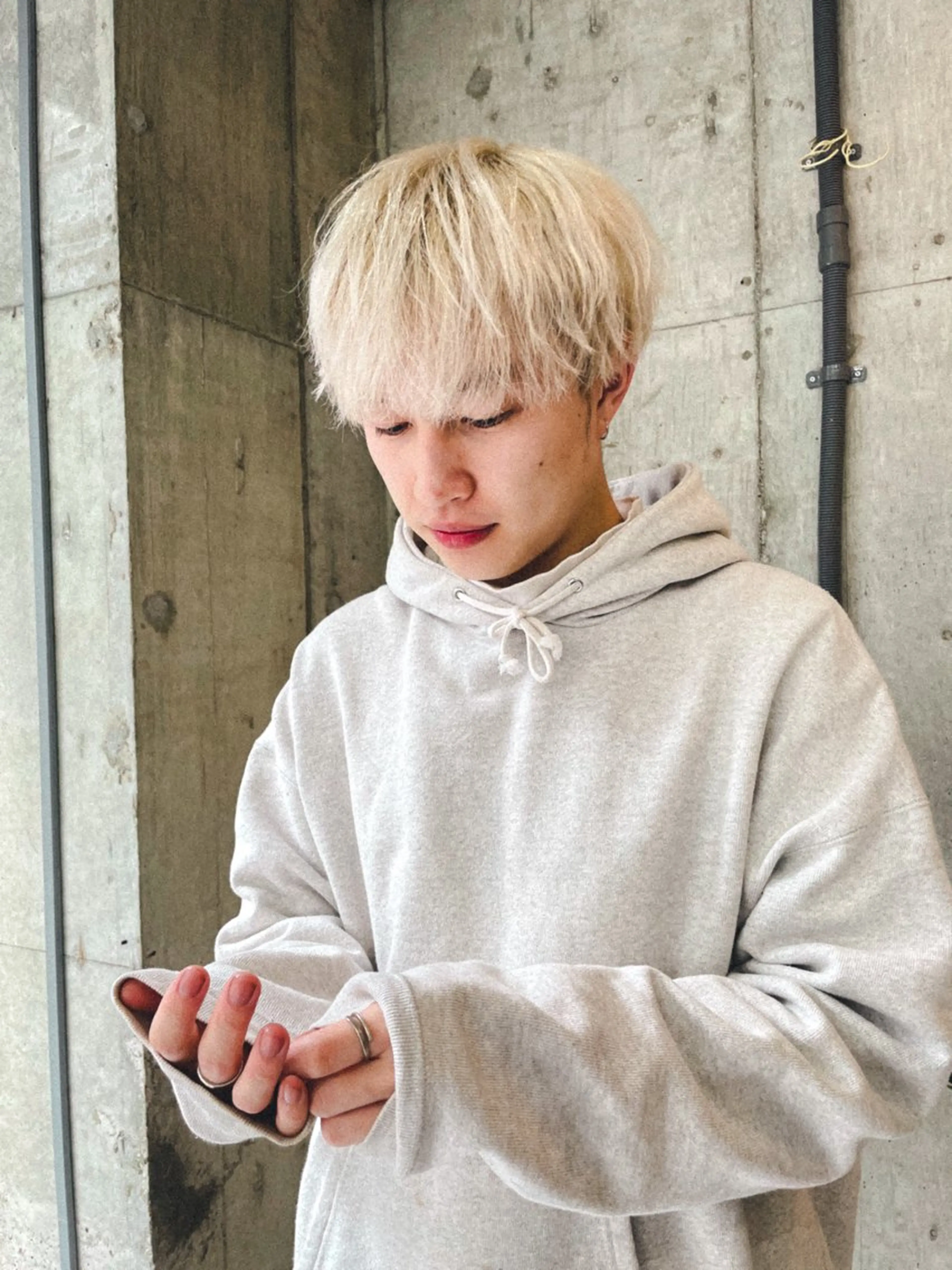 ショート メンズ メンズハイトーン マッシュ センターパート/ニ ュアンスパーマのヘアスタイル