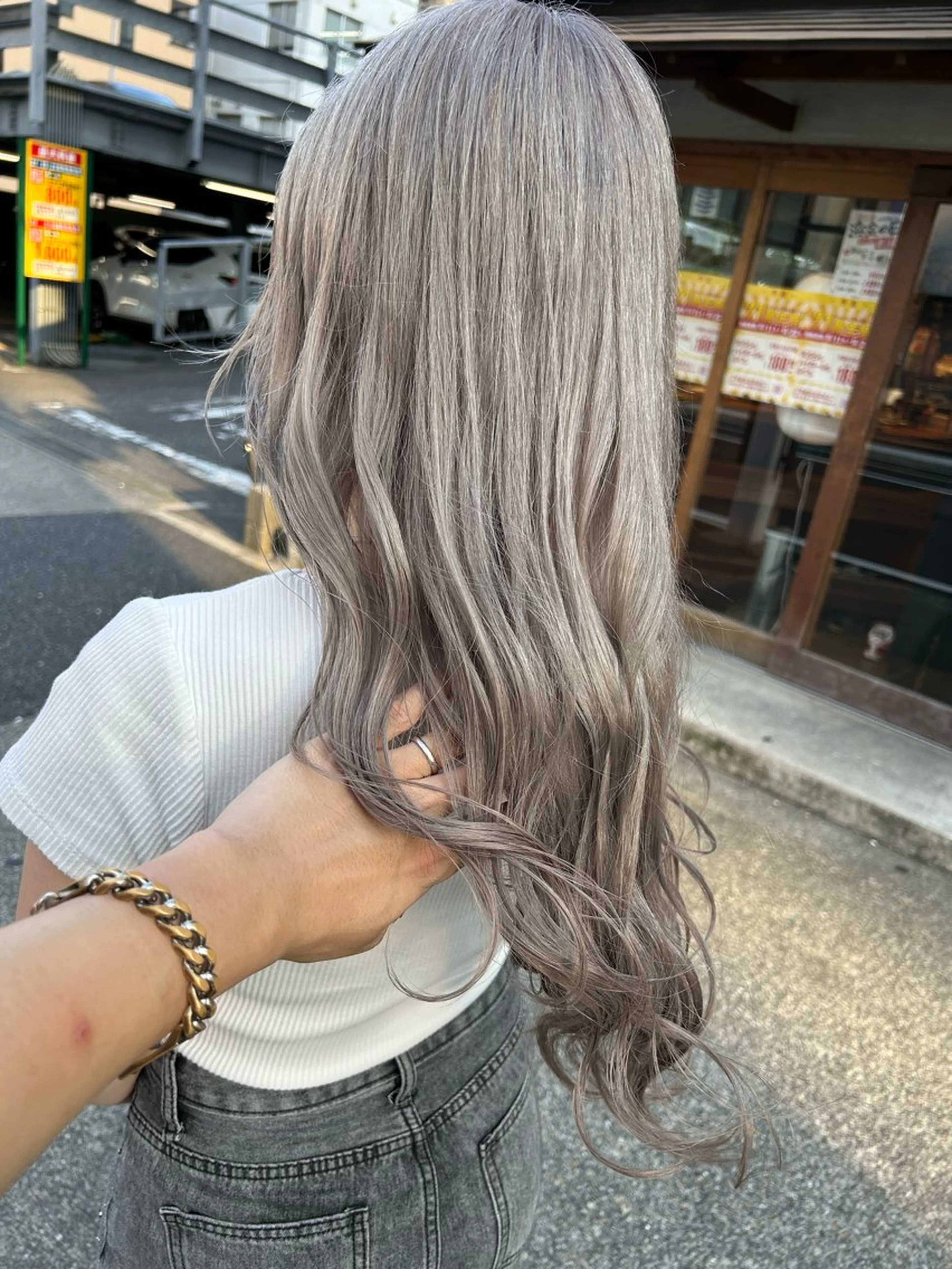ロング カラー ブリーチ シルバー ホワイトシルバー ヘアカラー 🍀透明感抜群🍀/ ハイトーンカラーのヘアスタイル