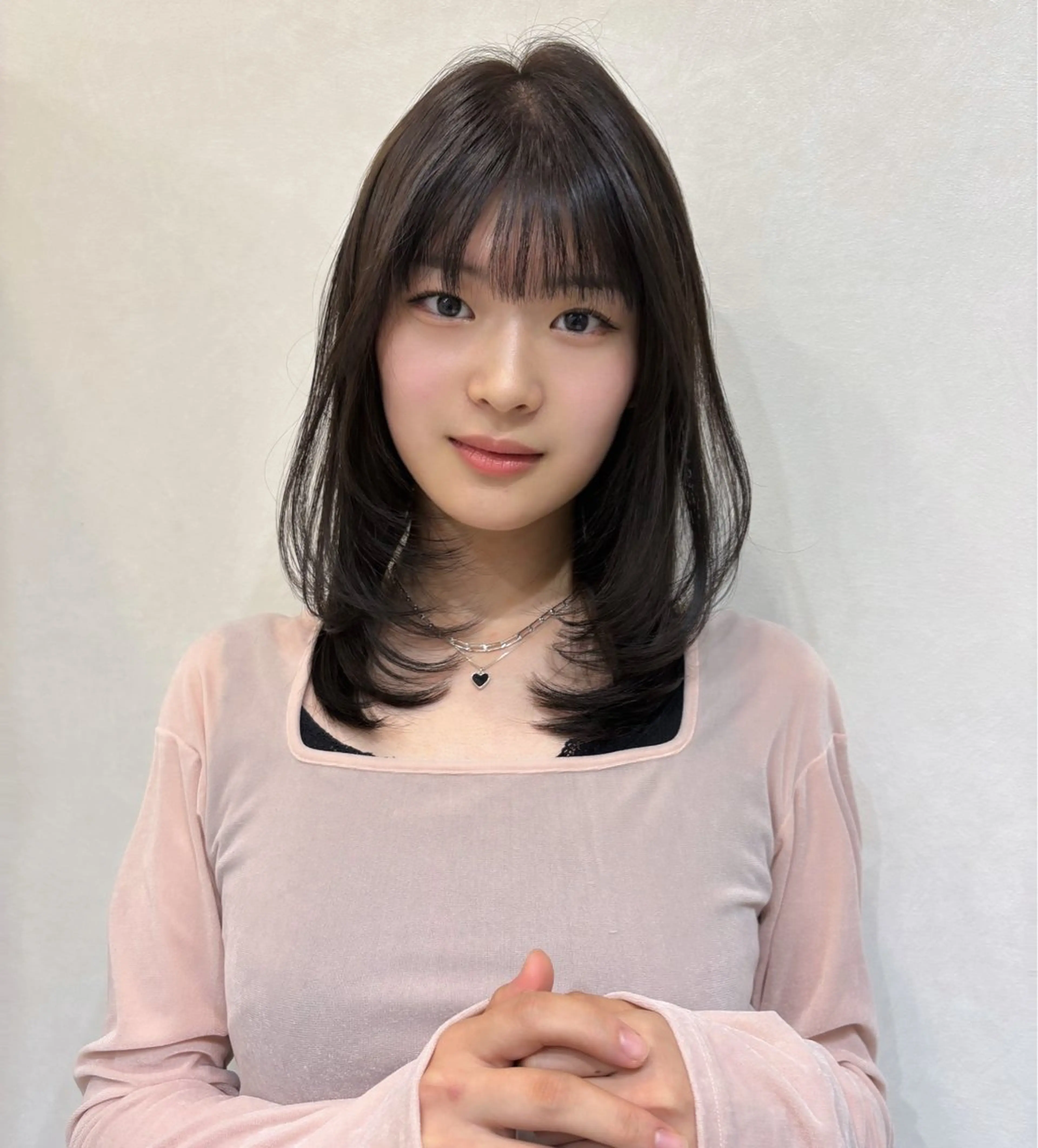 ミディアム カット 𝑦𝑢𝑟𝑖𝑎 AFLOAT/Lのヘアスタイル