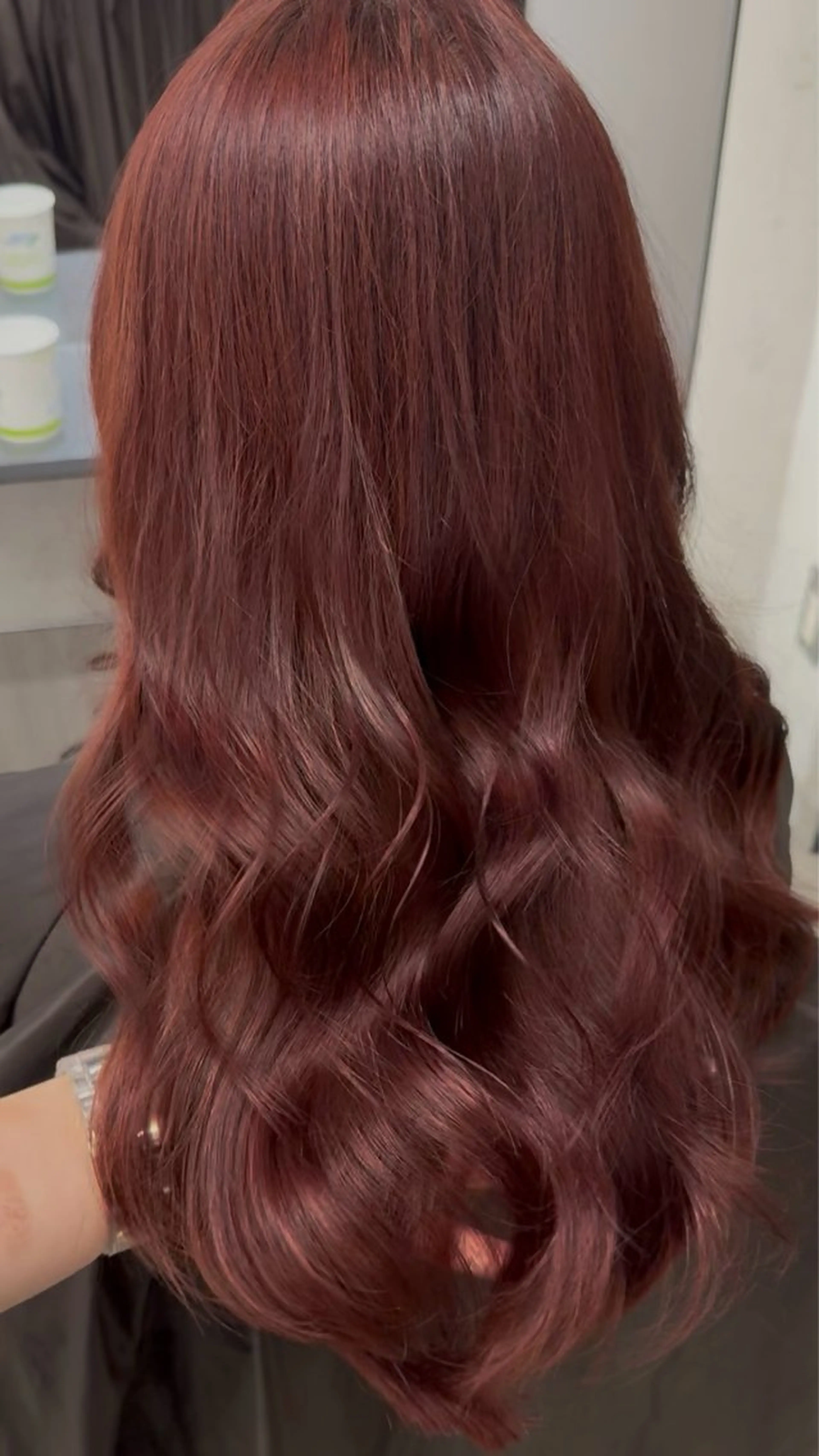 ミディアム カラー 赤みなしオリーブ ハイトーン×レイヤーのヘアスタイル