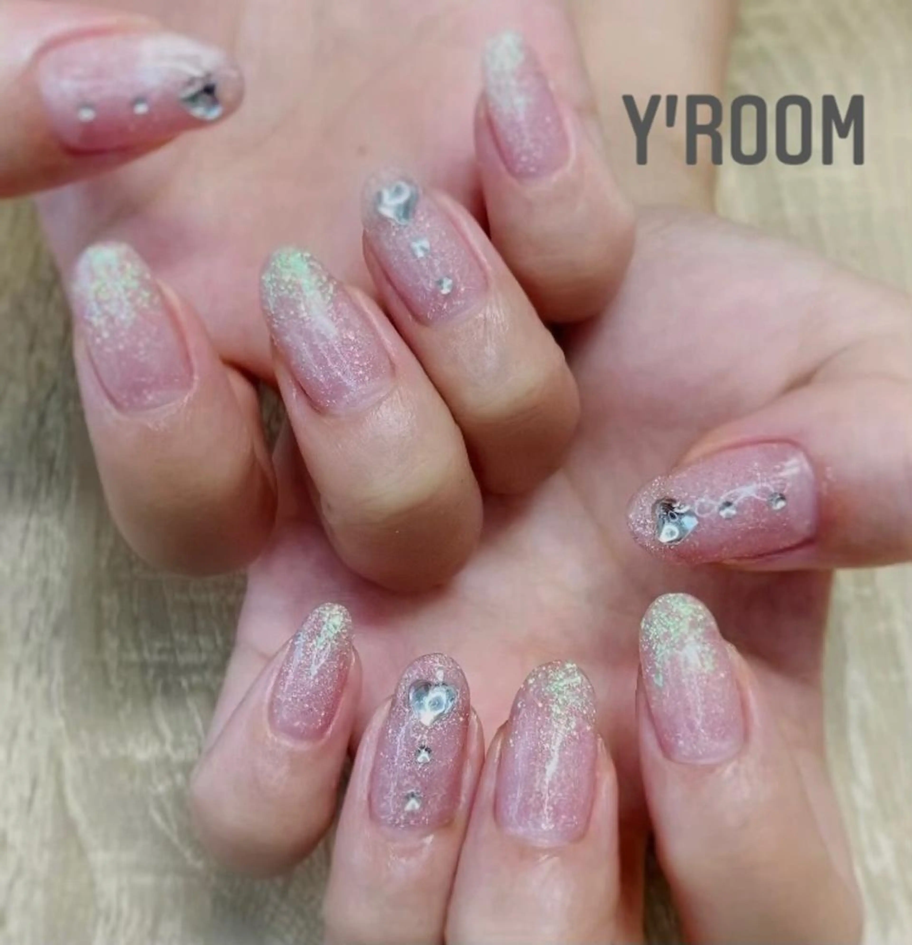 ネイル オーロラネイル フラッシュネイル フットネイル ジェルネイル 氷ネイル・うるうるネイル ハンドネイル YUKA （ネイリスト）のネイルデザイン