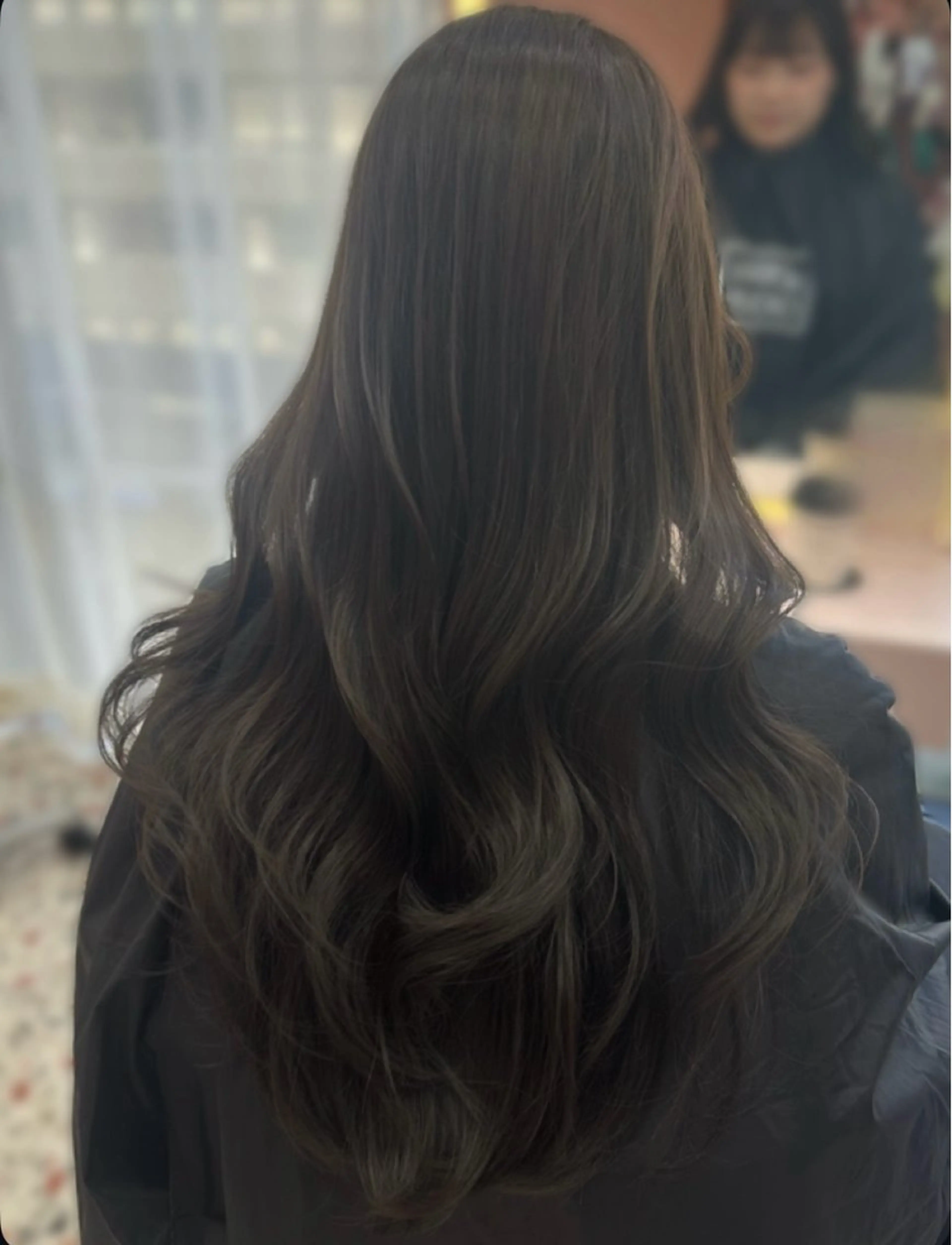 ロング カラー グレージュ オリーブグレージュ オリーブグレー ヘアカラー トリートメント 𝑴𝑶𝑲𝑨渋谷 トレンド韓国ヘア🩷のヘアスタイル