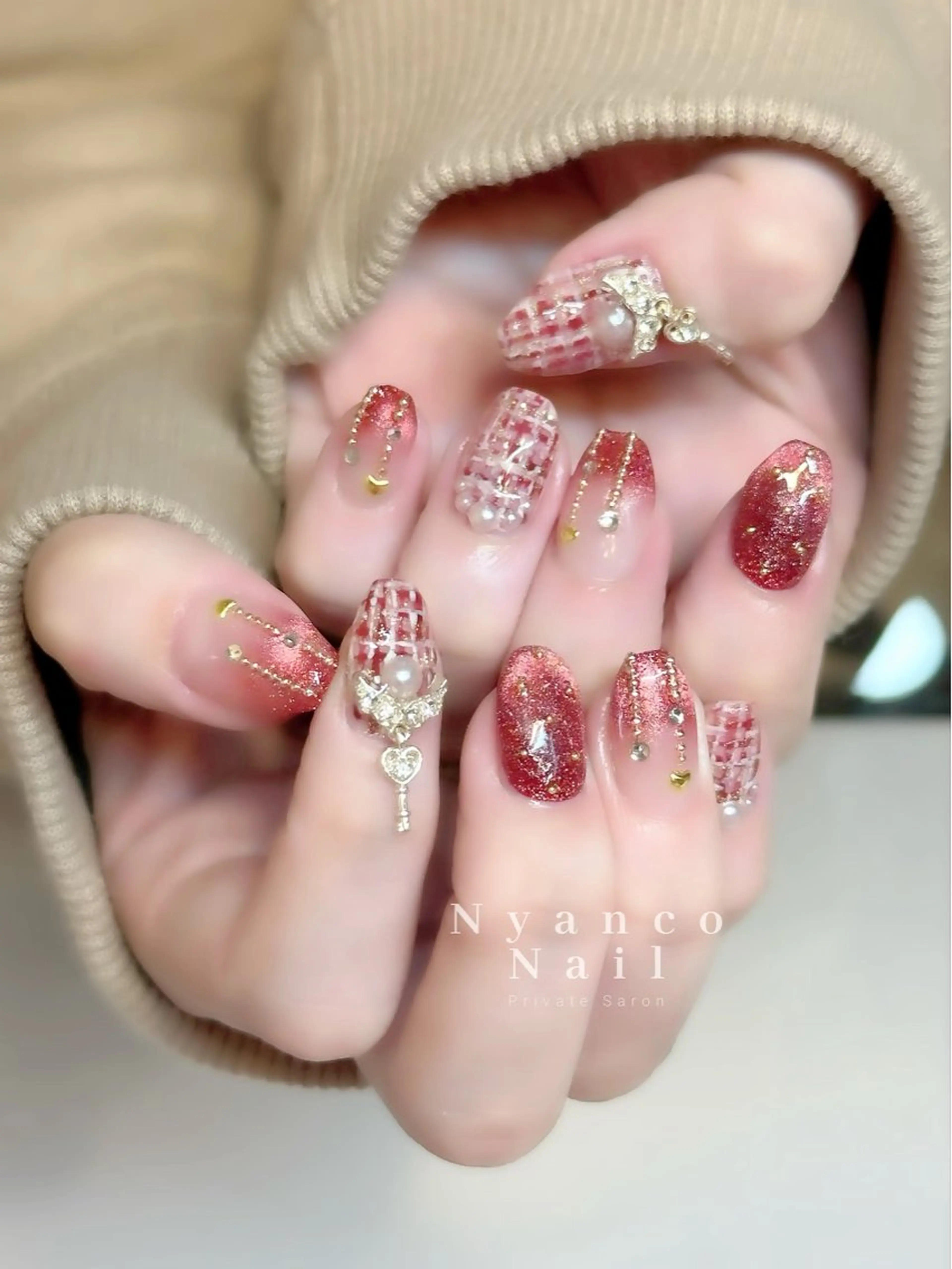 ネイル ジェルネイル 氷ネイル・うるうるネイル キラキラネイル 赤色 ツイードネイル Nyanco Nailのネイルデザイン