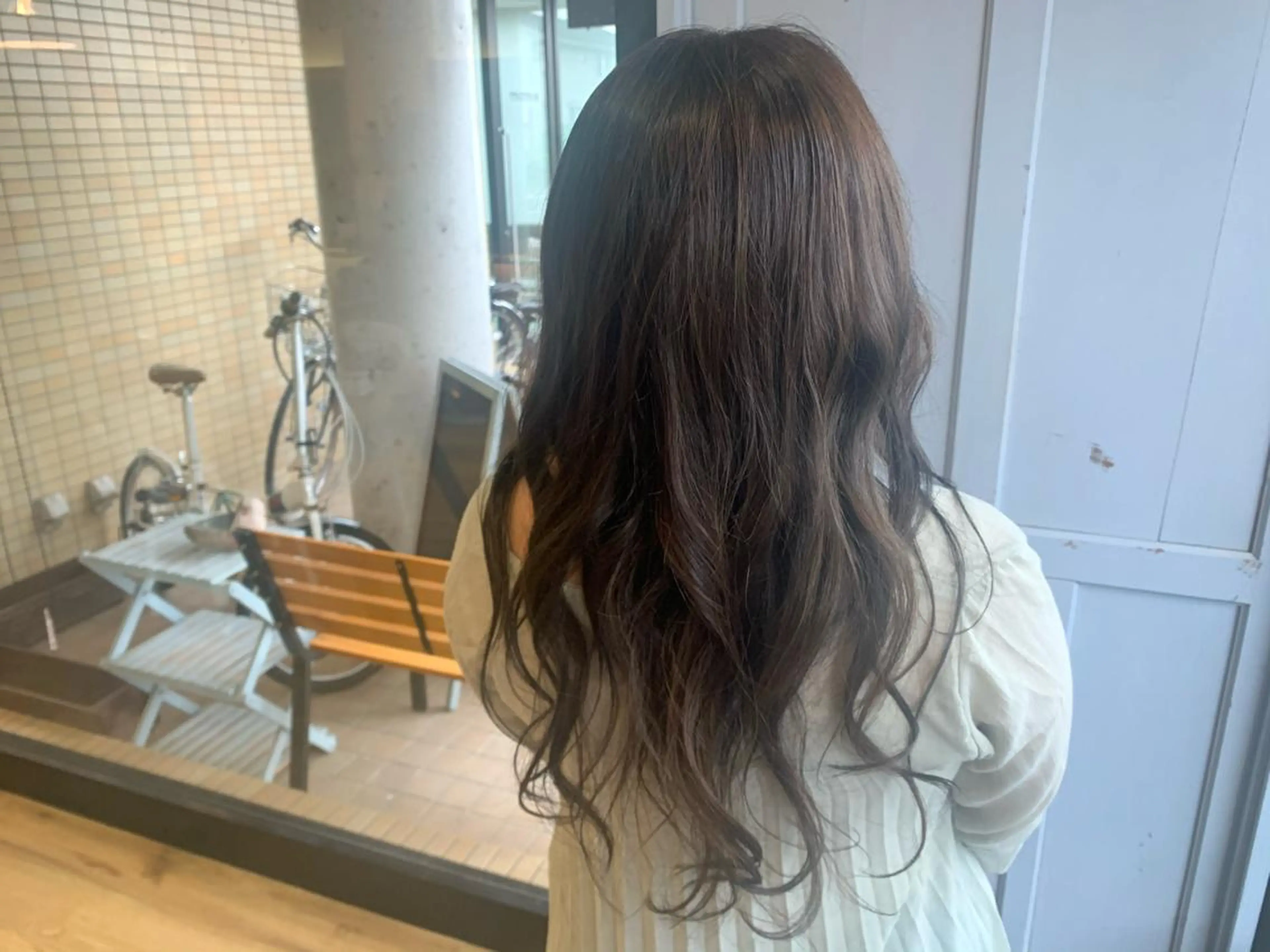 ロング カラー グレージュ ツキダテ ユイのヘアスタイル