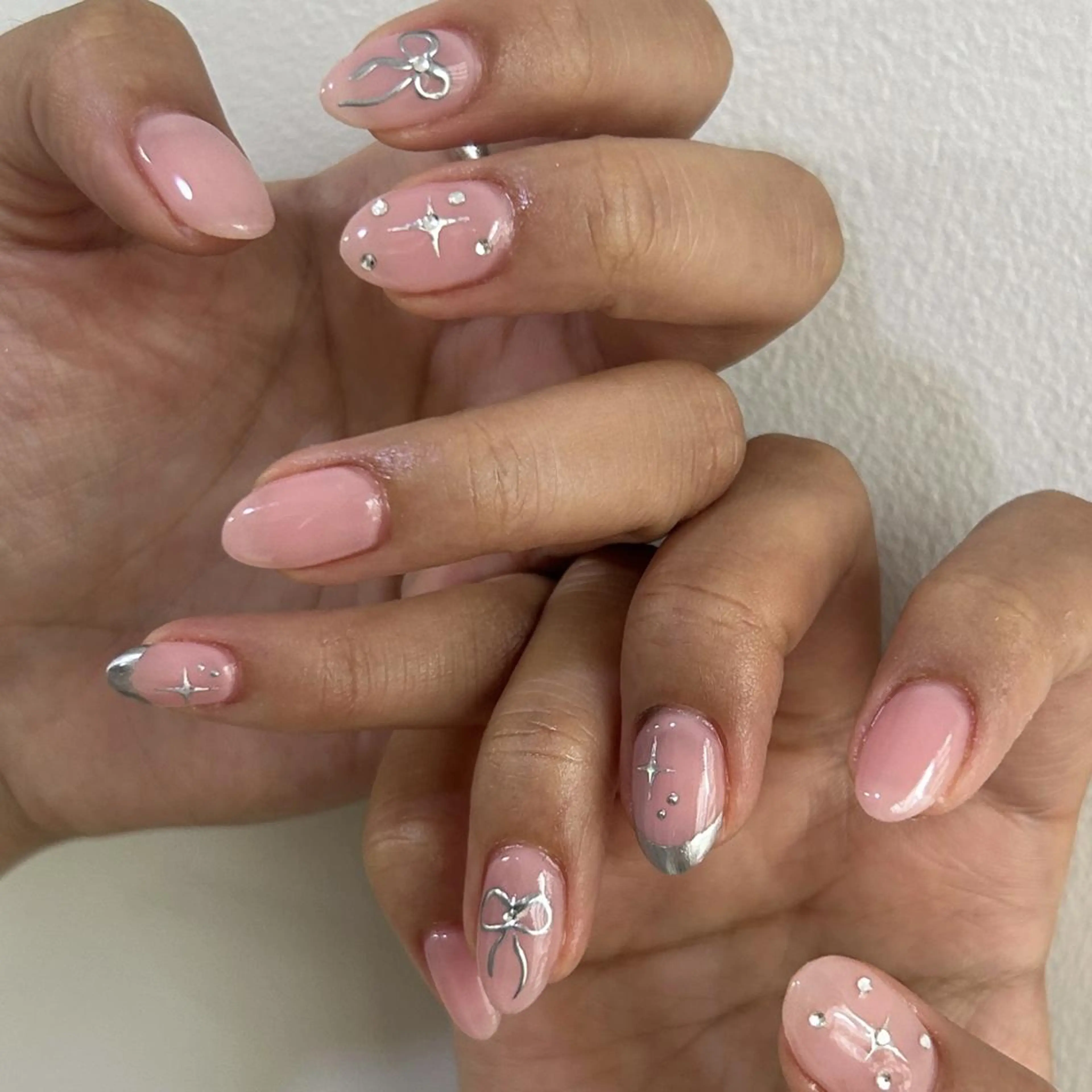 ネイル ジェルネイル 韓国ネイル ニュアンスネイル リボン ワンホンネイル nailstudio eviz新宿店のネイルデザイン