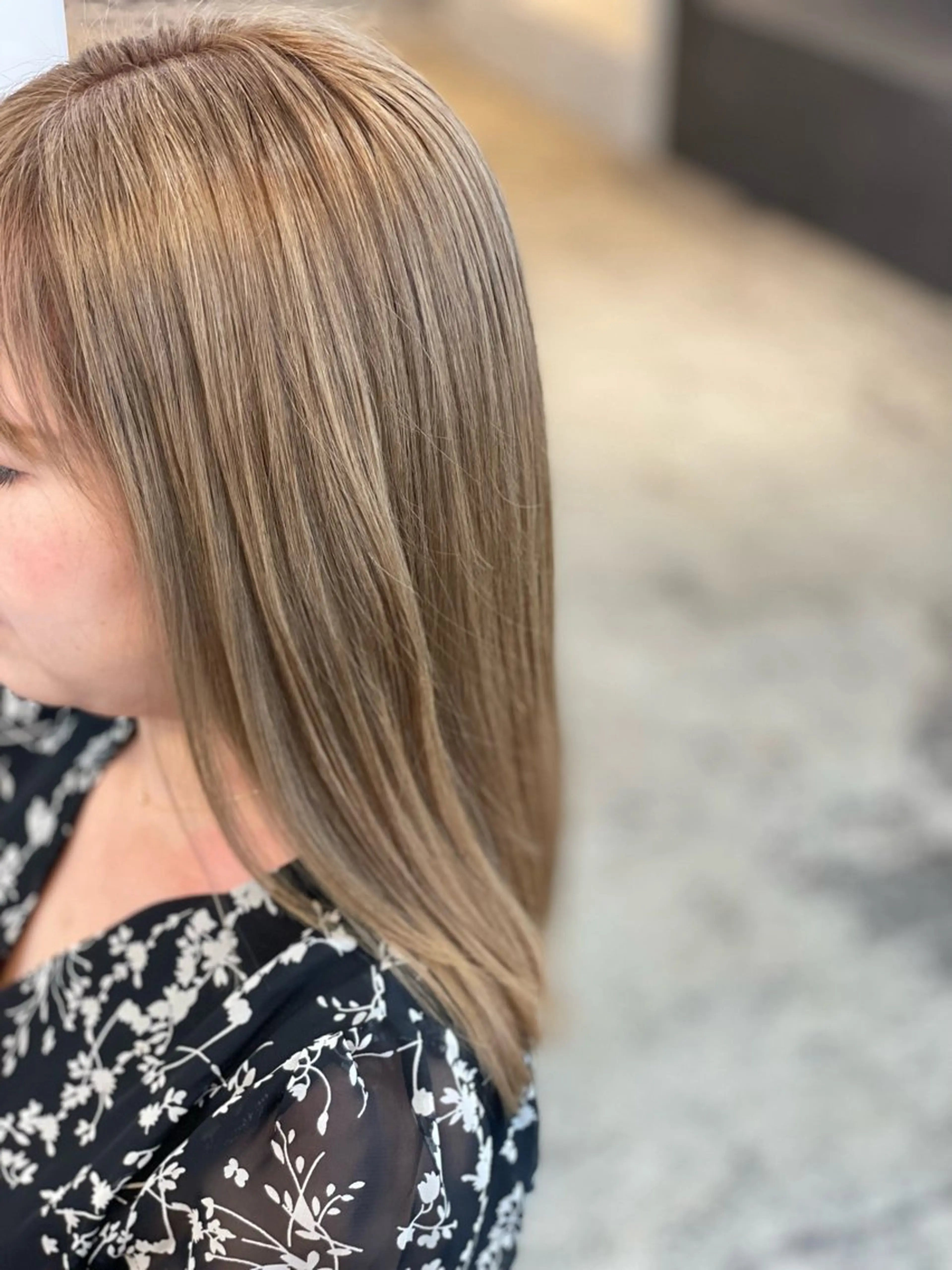 セミロング カラー ベージュカラー ブリーチ ダブルカラー ミルクティーベージュ 透明感カラー さきのヘアスタイル