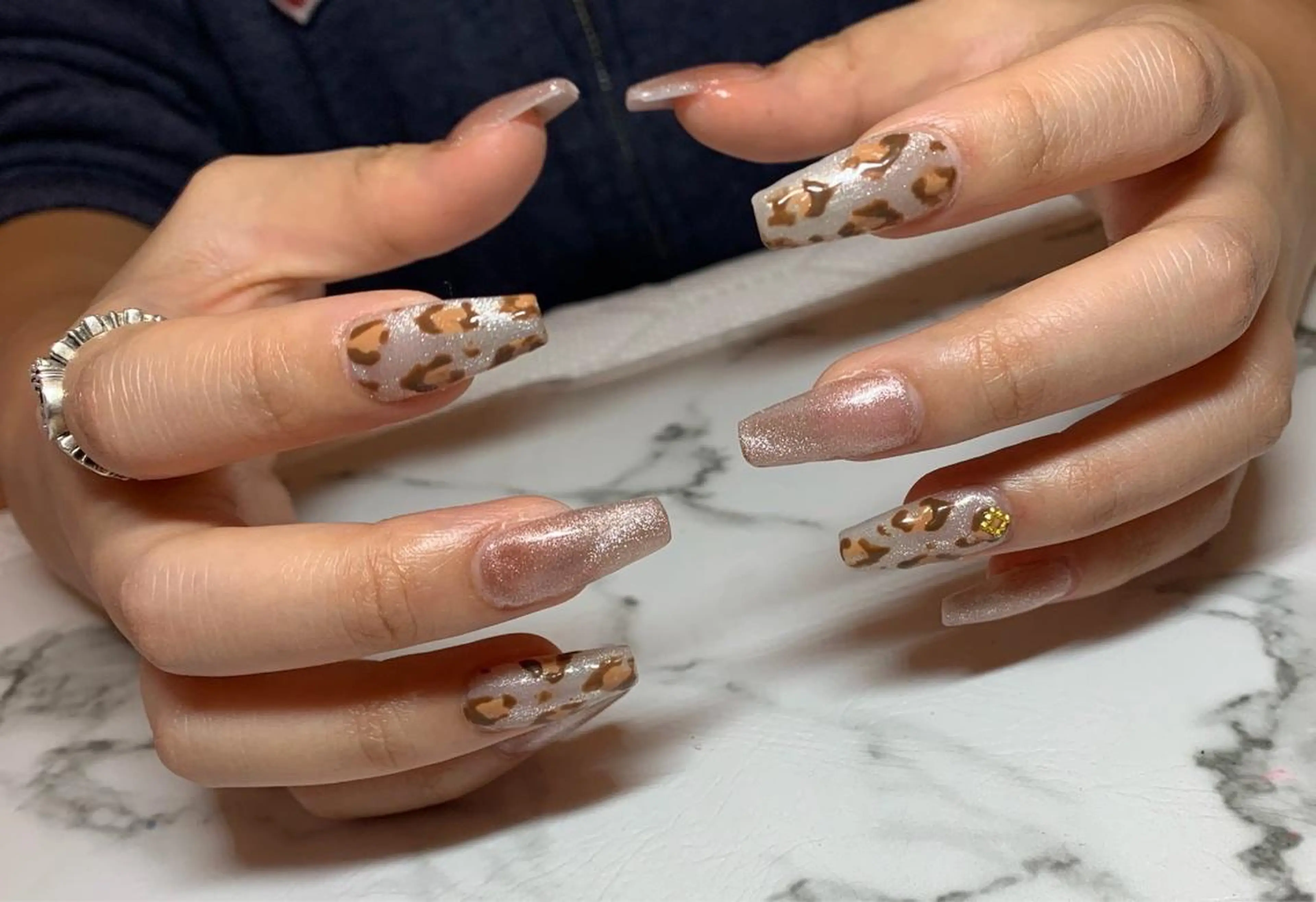 ネイル アニマル柄 アートネイル マグネットネイル ニュアンスネイル スカルプネイル ハンドネイル x.1.0.nail ♡Cのネイルデザイン