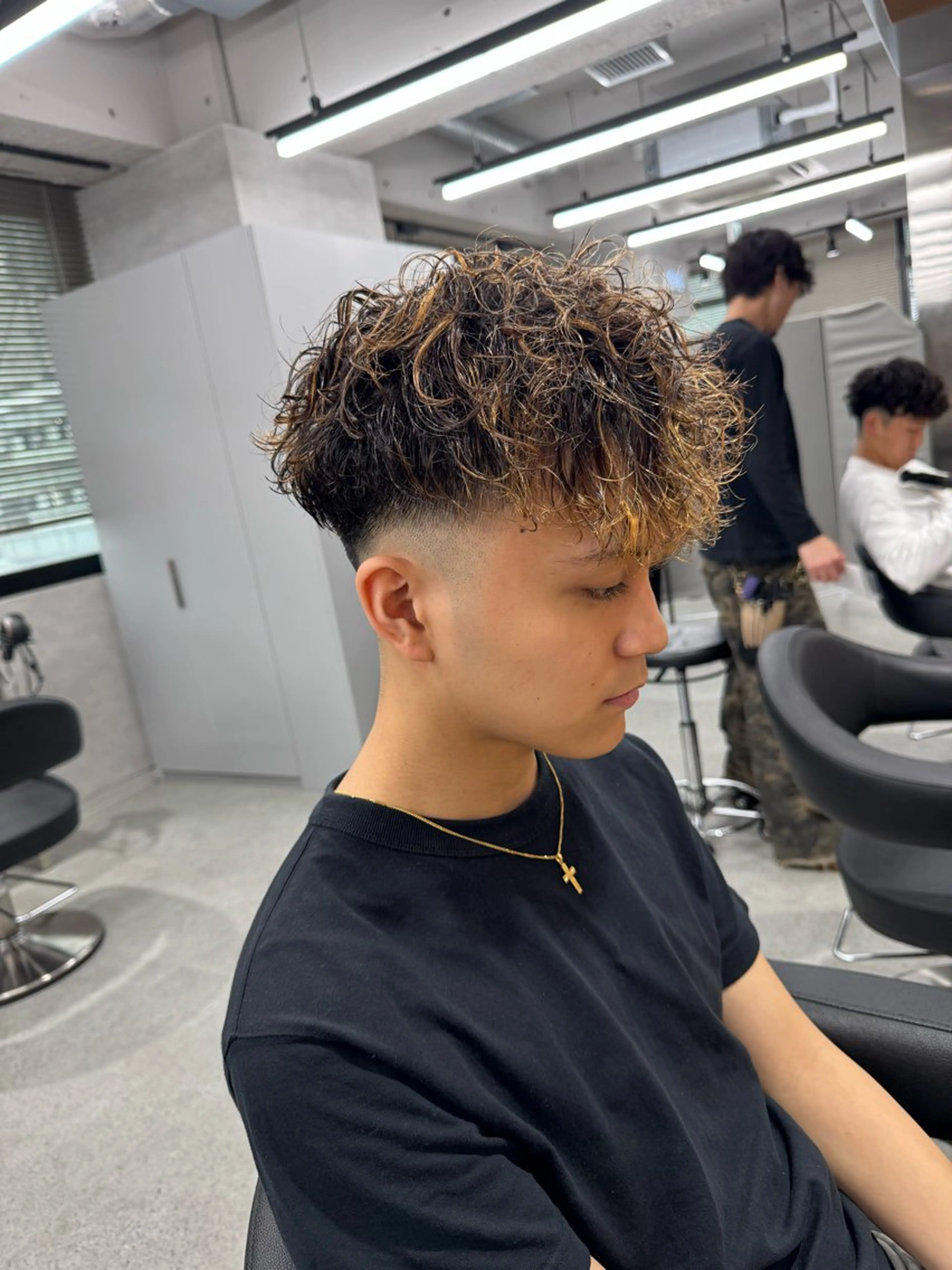 ショート カラー パーマ メンズ センターパート フェザーパーマ メンズハイライト メンズメッシュ マッシュ メンズ特化⚡️パーマ テッタのヘアスタイル