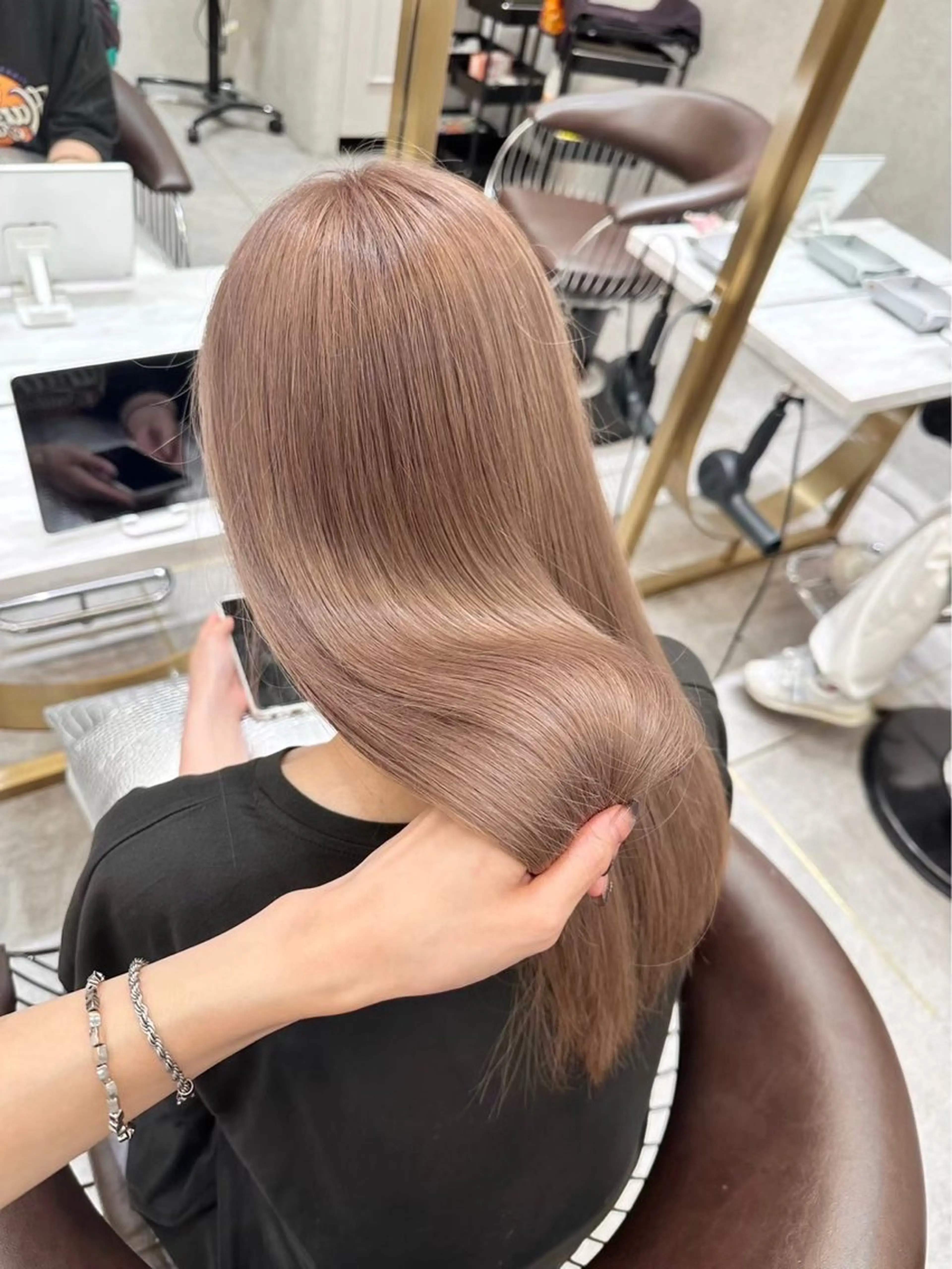 ロング カラー ヘアカラー トリートメント Lond Le'a /ハイトーンカラーのヘアスタイル