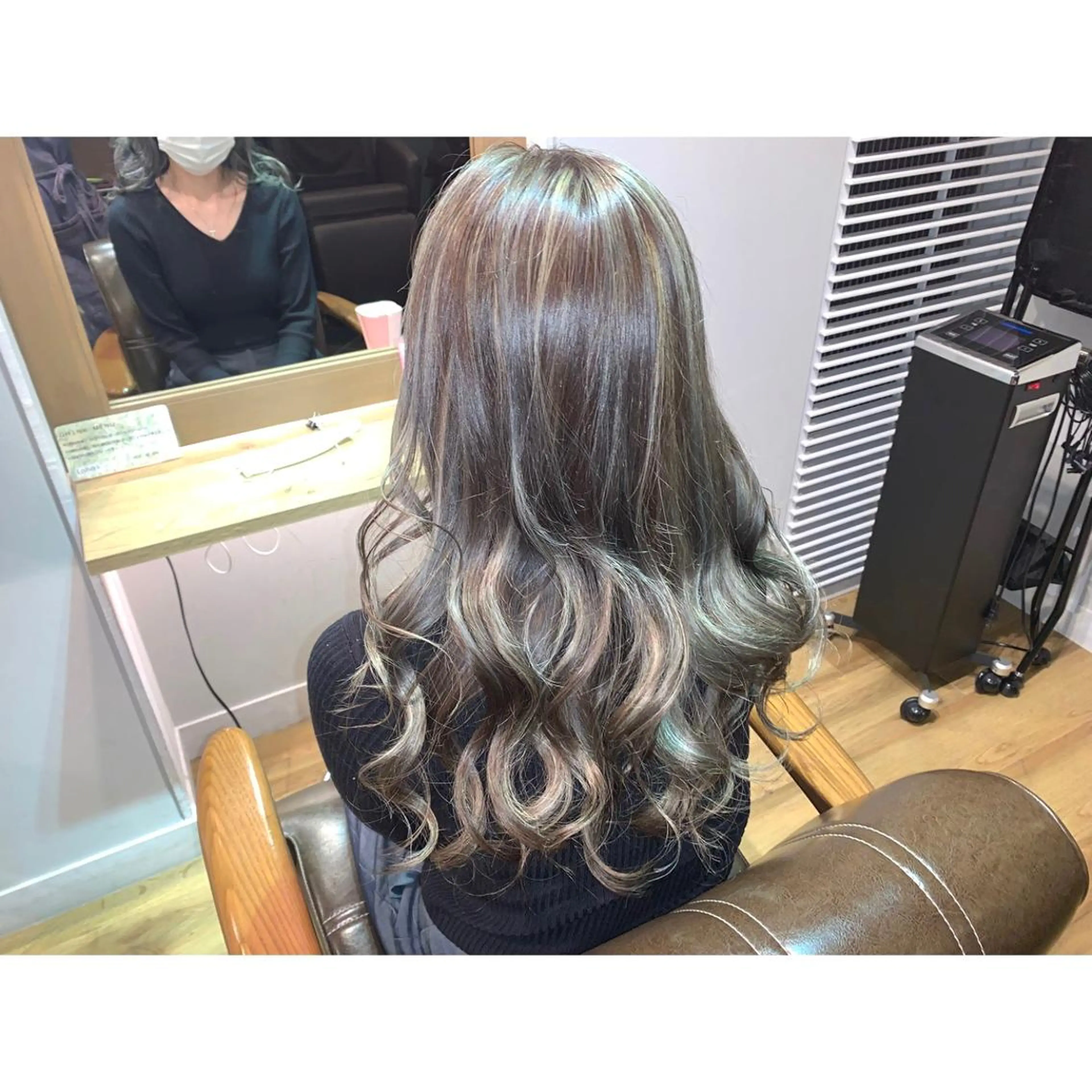 ロング カラー アッシュ アッシュグレー ハイライトカラー ハイライト ヘアカラー トリートメント ツキダテ ユイのヘアスタイル