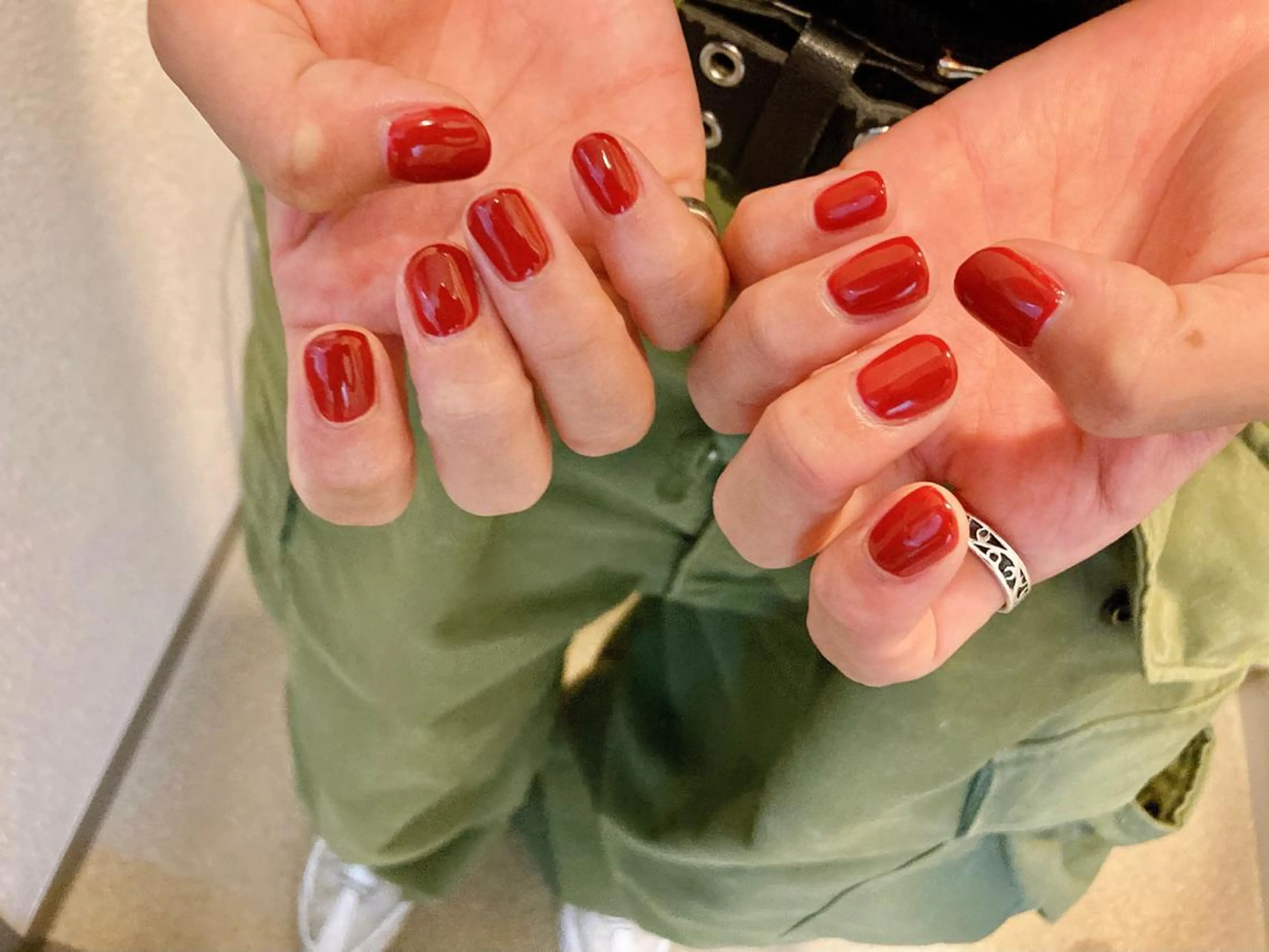 ネイル ワンカラーネイル 赤色 ハンドネイル mogunail &blowのネイルデザイン