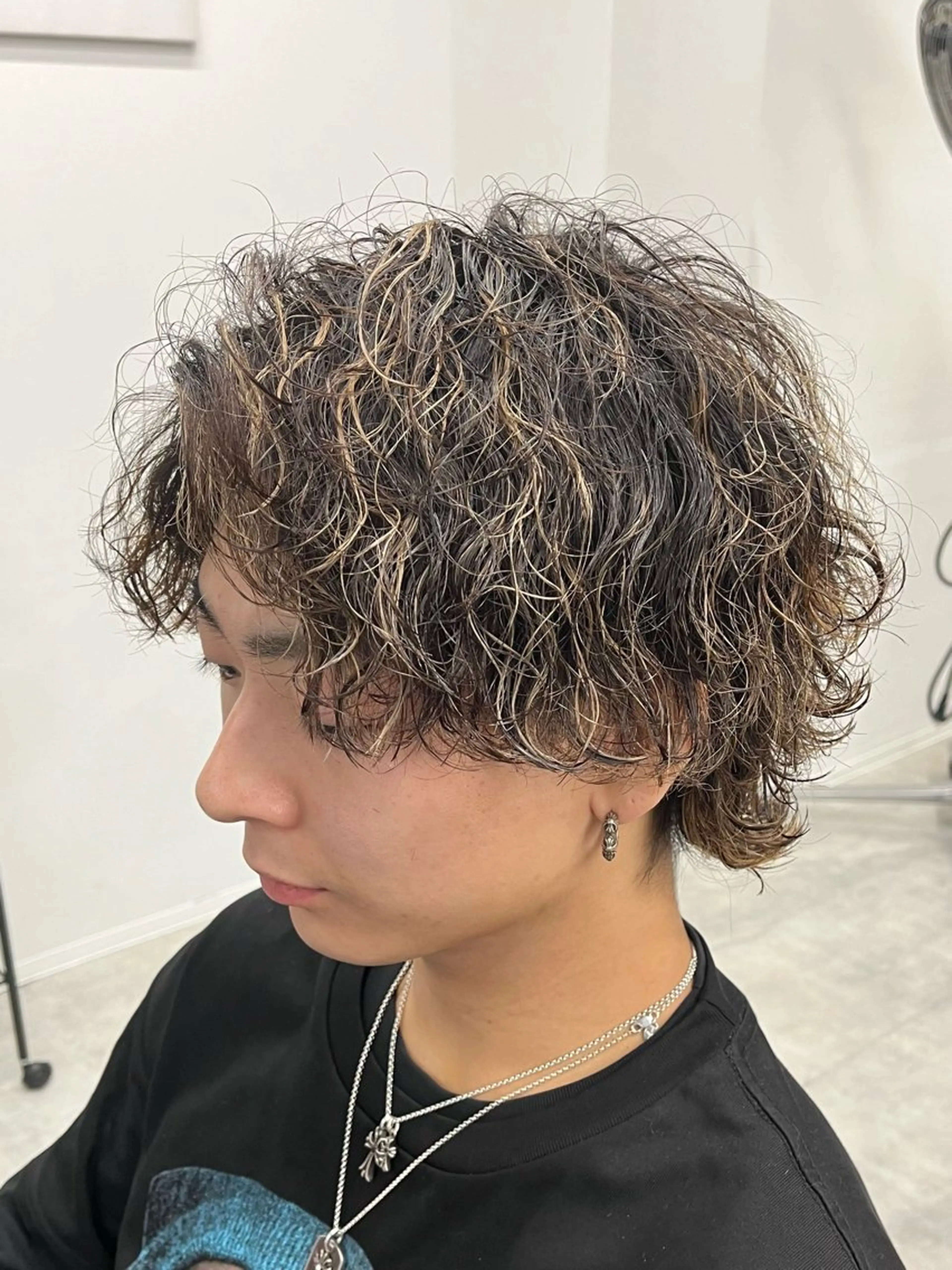 ミディアム カラー パーマ メンズ ミディアムパーマ メンズメッシュ メンズパーマ 波巻きパーマ メンズウルフカット 新潟メンズパーマ 新潟駅/小田拓実のヘアスタイル