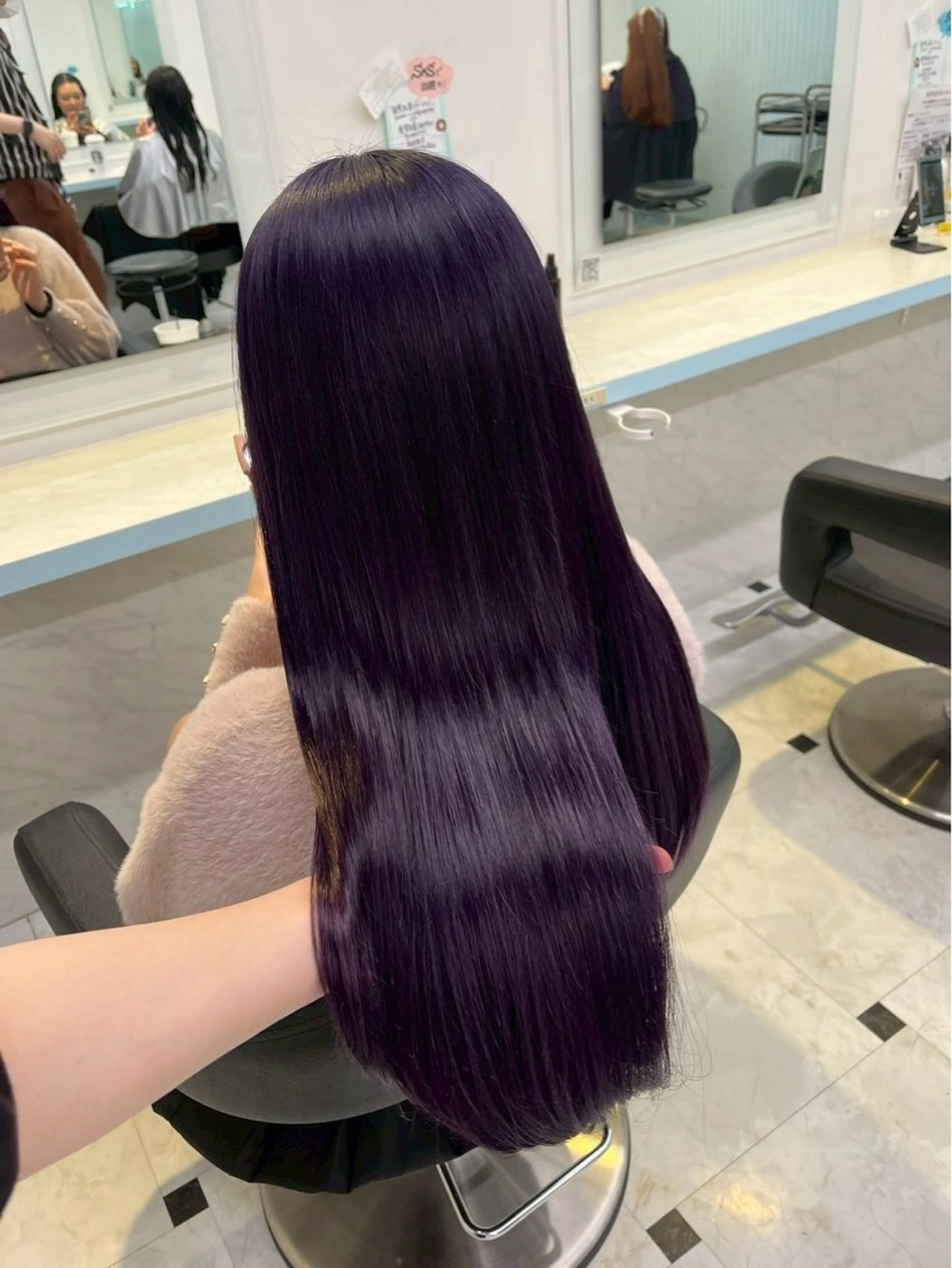 ロング カラー ヘアカラー トリートメント ハイトーン💫 寒色カラー💎もかのヘアスタイル