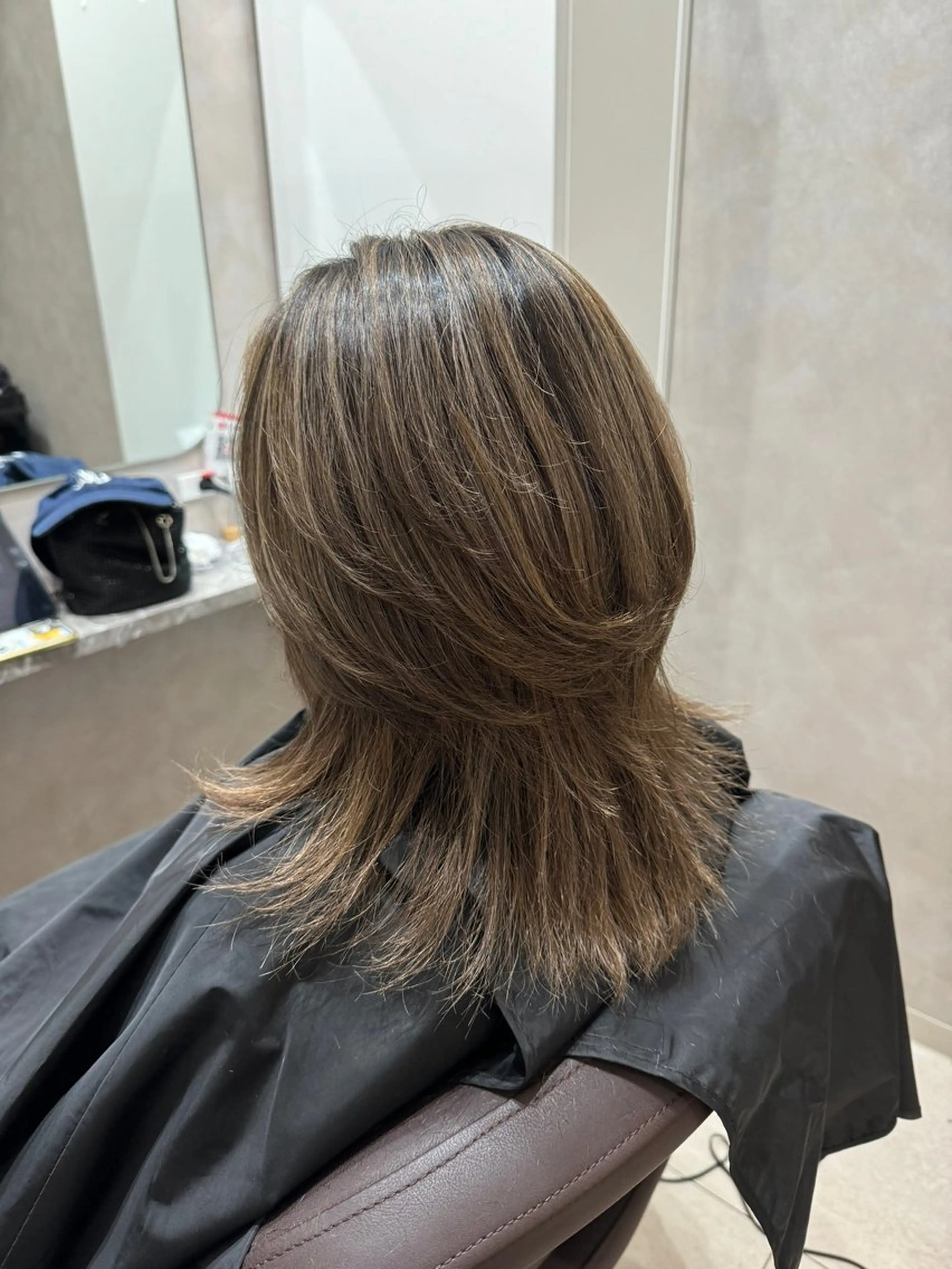 ミディアム レイヤーカット ハイライト×レイヤー 🖤木津谷のヘアスタイル