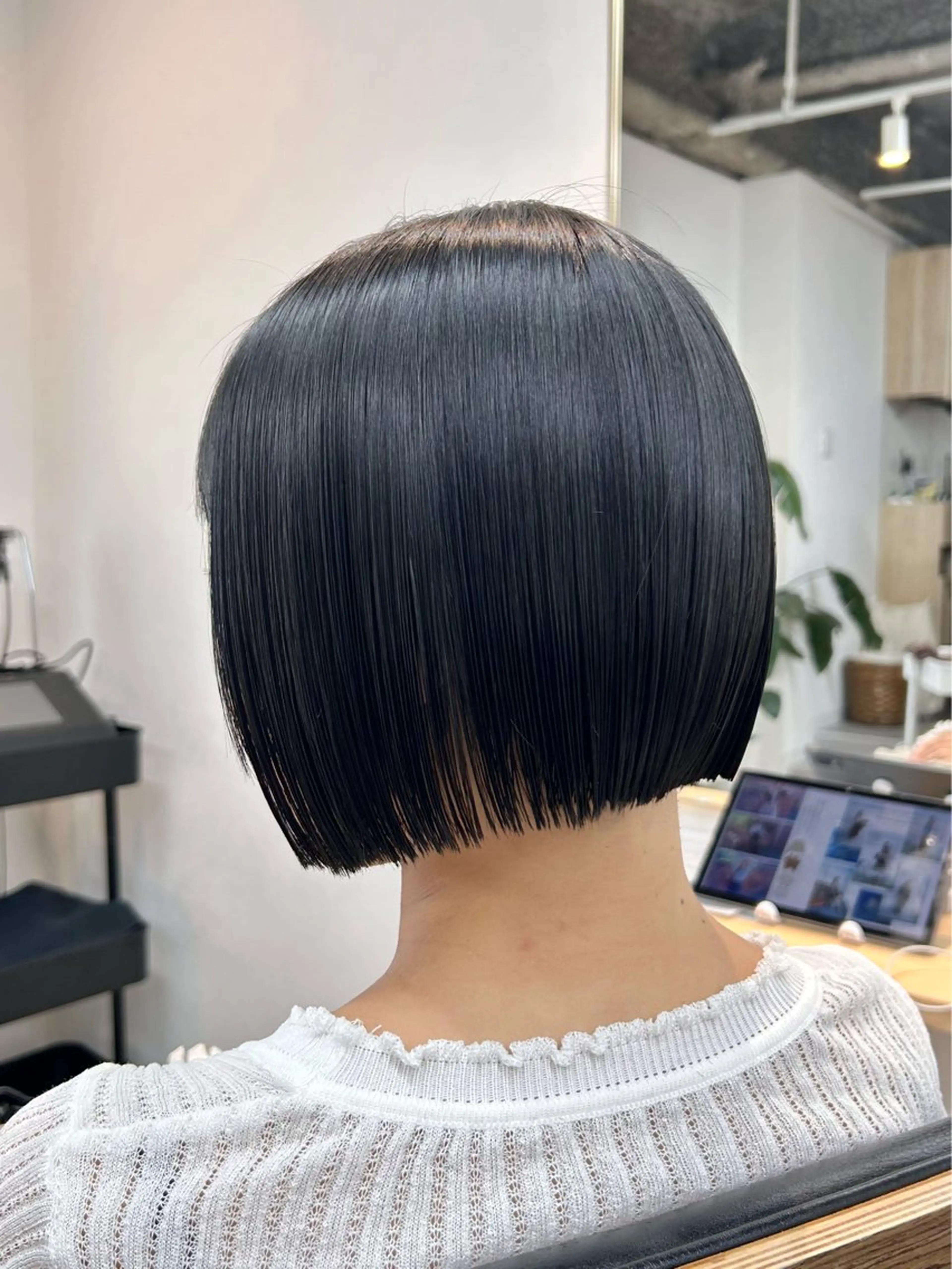 ミディアム カラー 黒髪 ブルーカラー ブルーブラック ボブ カット ヘアカラー トリートメント 艶カラー/レイヤー/ ハイトーン/まなみのヘアスタイル