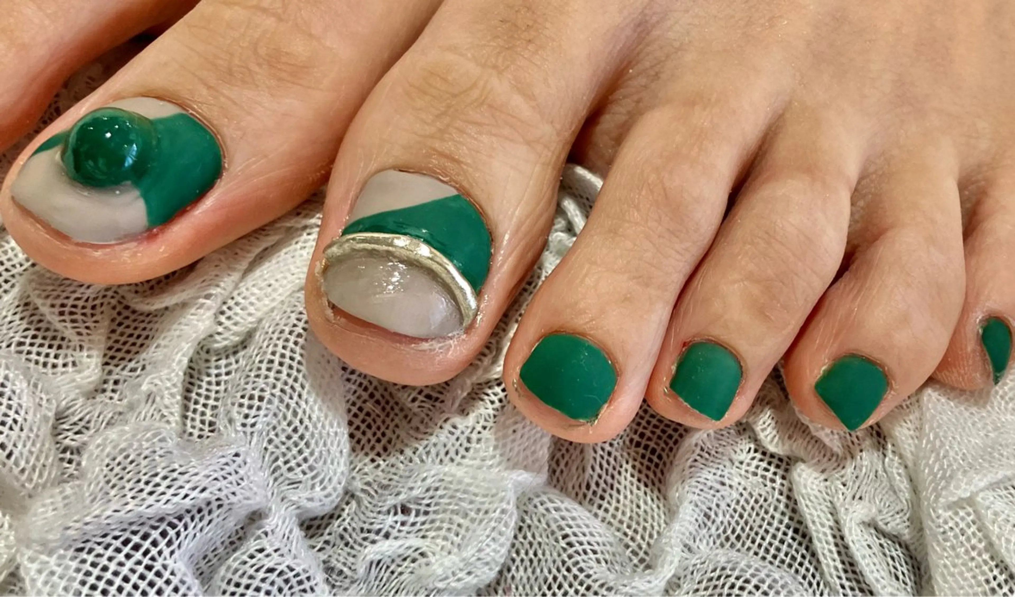 ネイル フットネイル 持ち込み ニュアンスネイル シルバー nailsister まゆのネイルデザイン