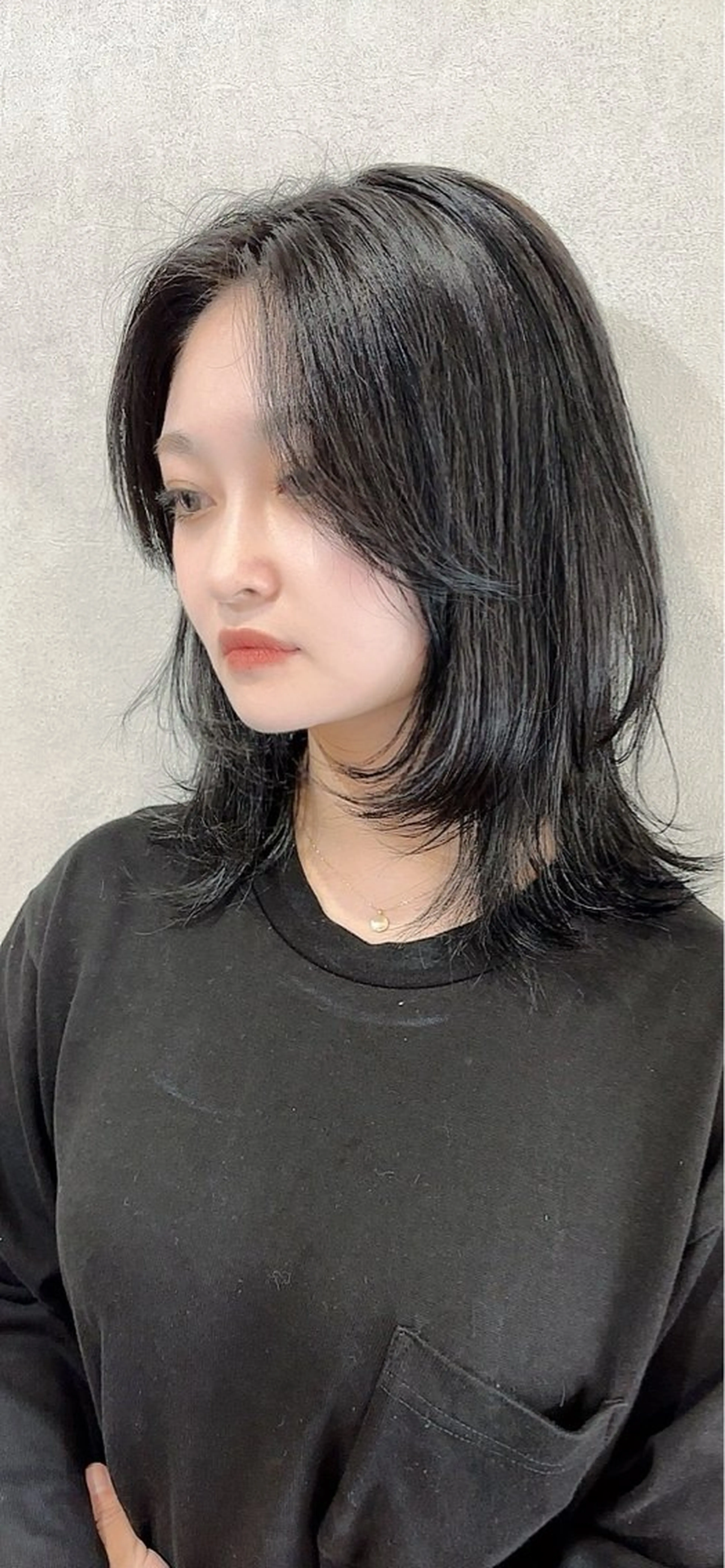 ミディアム カラー 黒髪 ブルーカラー ブルーブラック Bish Yanaのヘアスタイル